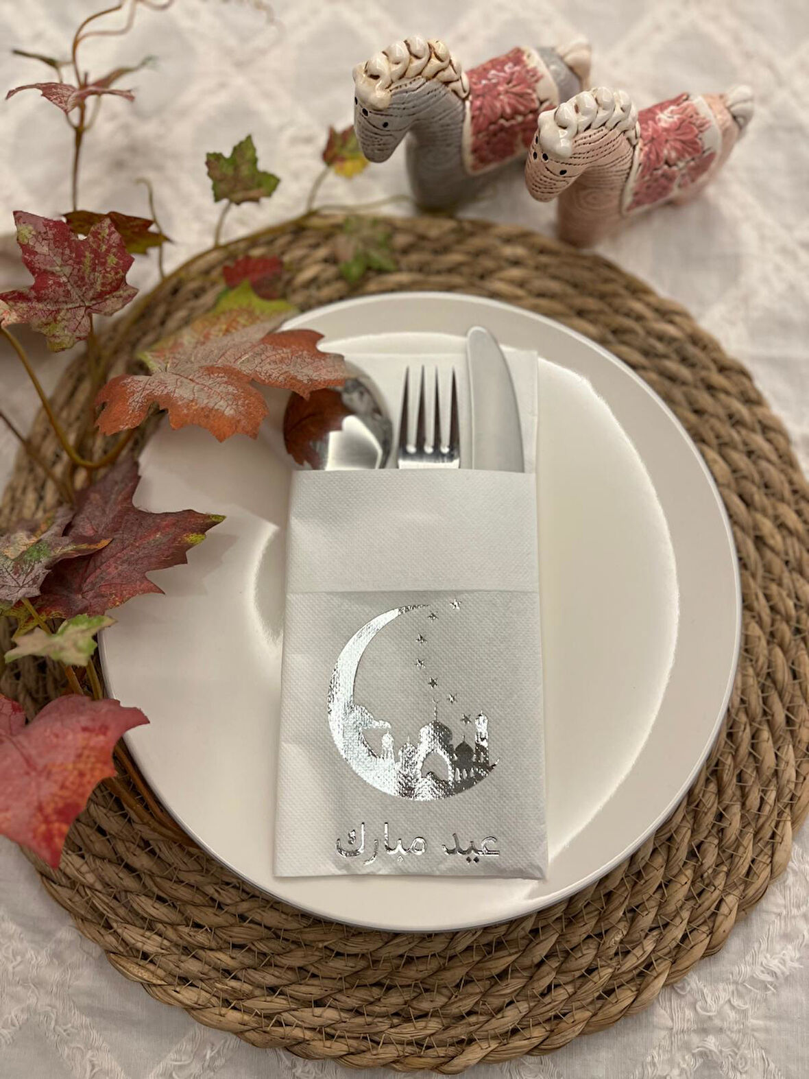 Gümüş Yaldızlı Beyaz Arapça Ay Desenli Ramadan Mubarek Cepli Peçete 12 lı 40x40