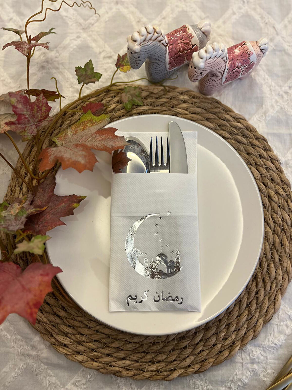 Gümüş Yaldızlı Beyaz Arapça Ay Desenli Ramadan Kerim Cepli Peçete 12 lı 40x40