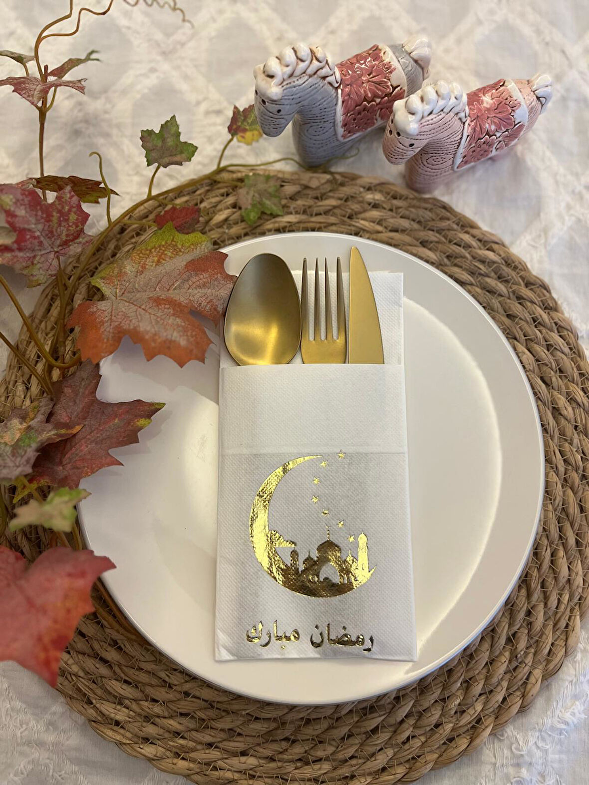 Gold Yaldızlı Beyaz Arapça Ay Desenli Ramadan Mübarek Cepli Peçete 12 lı 40x40