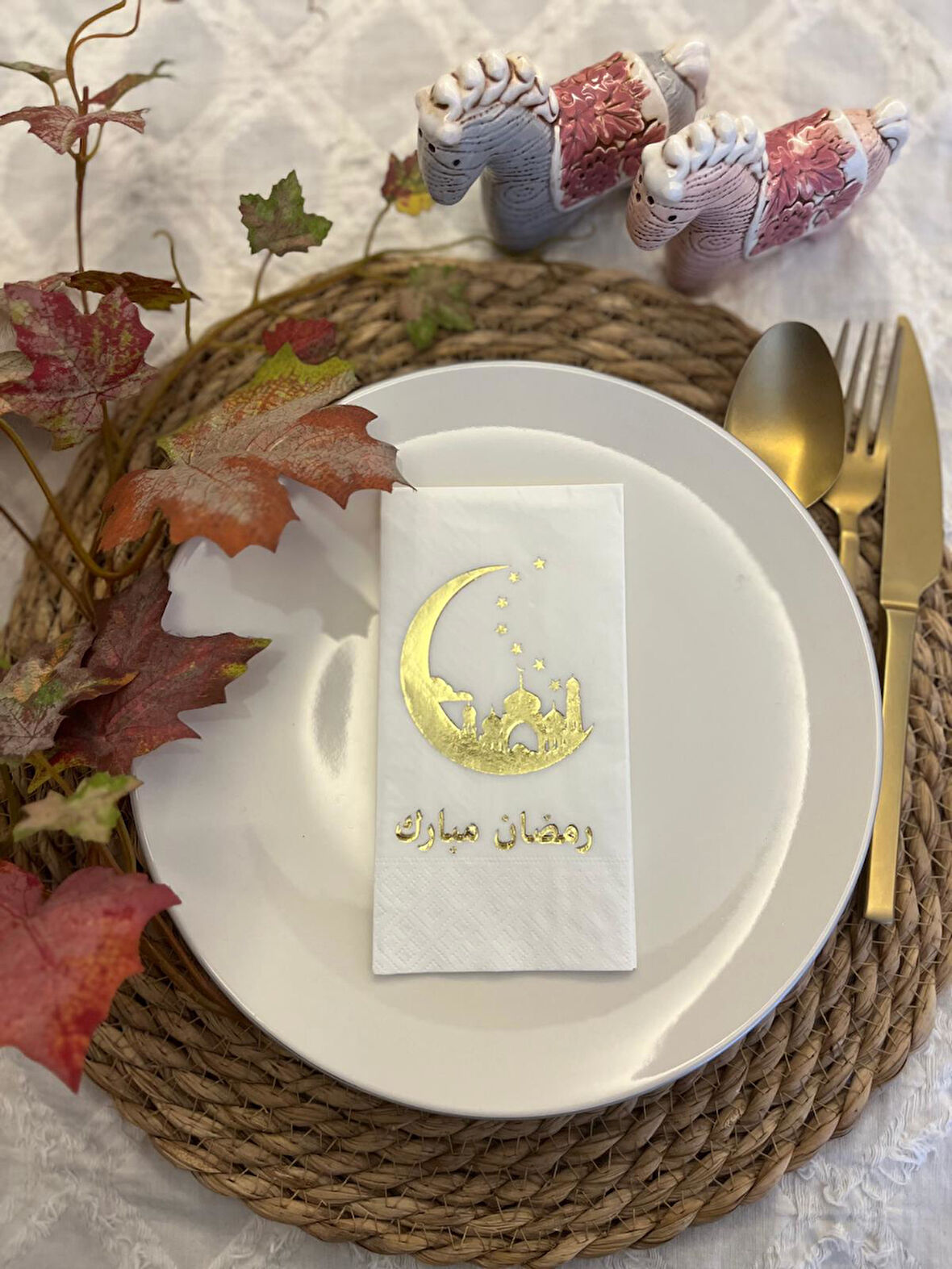 Gold Yaldızlı Beyaz Ay Desenli Arapça Ramadan Mubarek Garson Katlama Peçete 16 lı