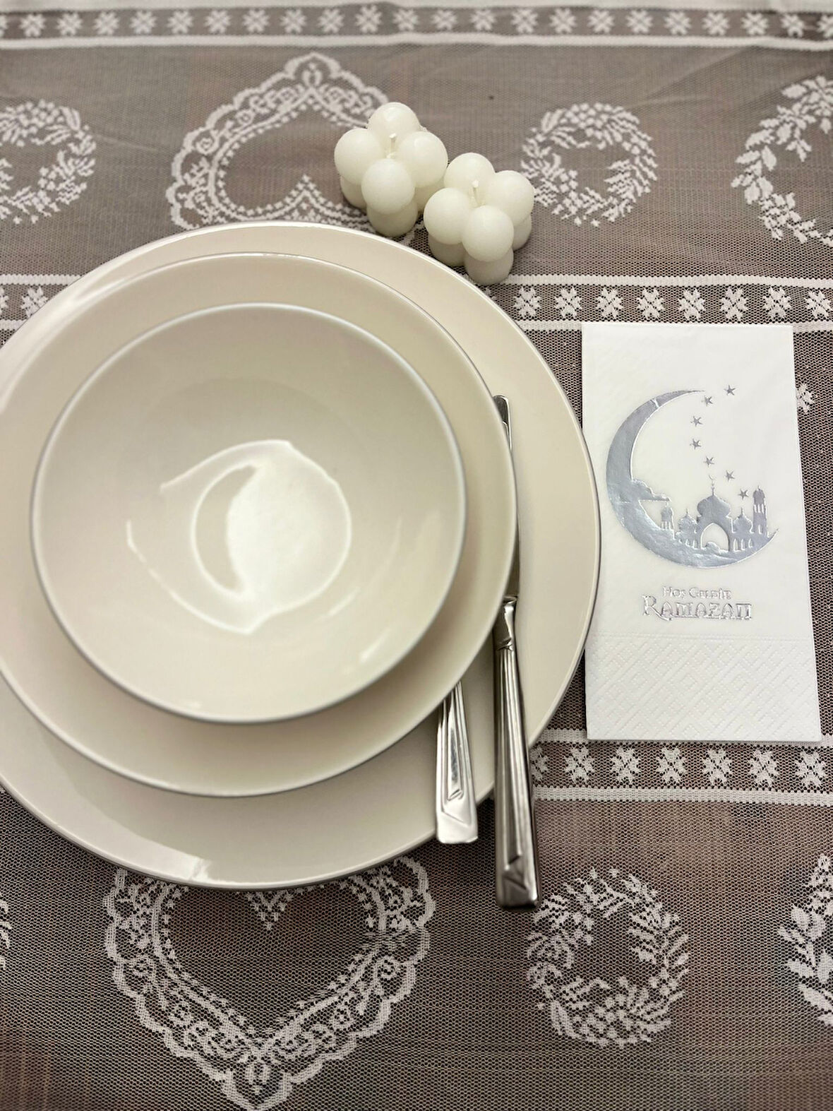 Gümüş Yaldızlı Beyaz Hoşgeldin Ramazan Yeni Ay Desenli Garson Peçete 16 lı