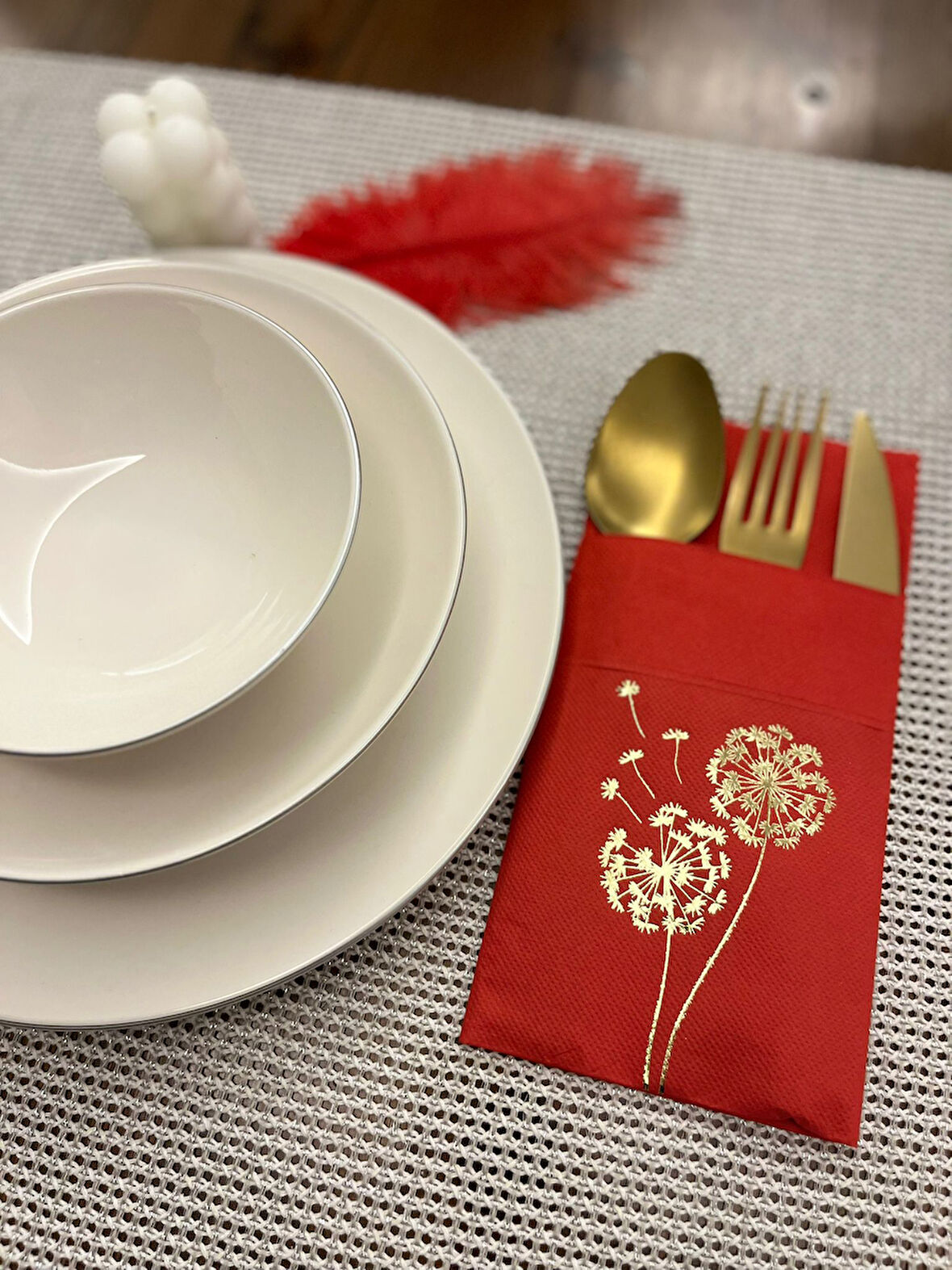 Gold Yaldızlı Kırmızı Cepli Hindiba Çiçeği Peçete 12 Adet