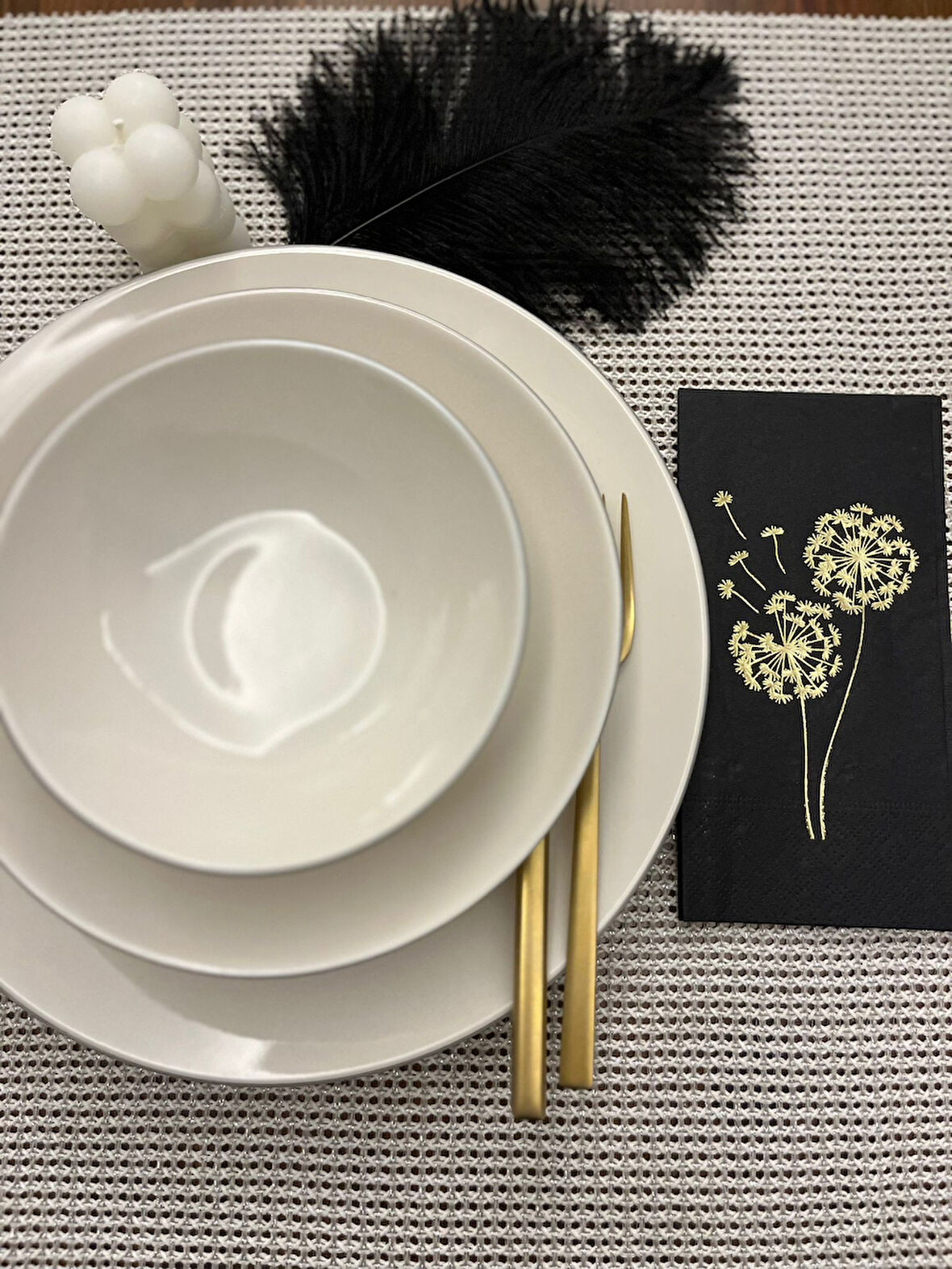 Gold Yaldızlı Siyah Hindiba Çiçeği Baskılı Garson Katlama Peçete 16 lı