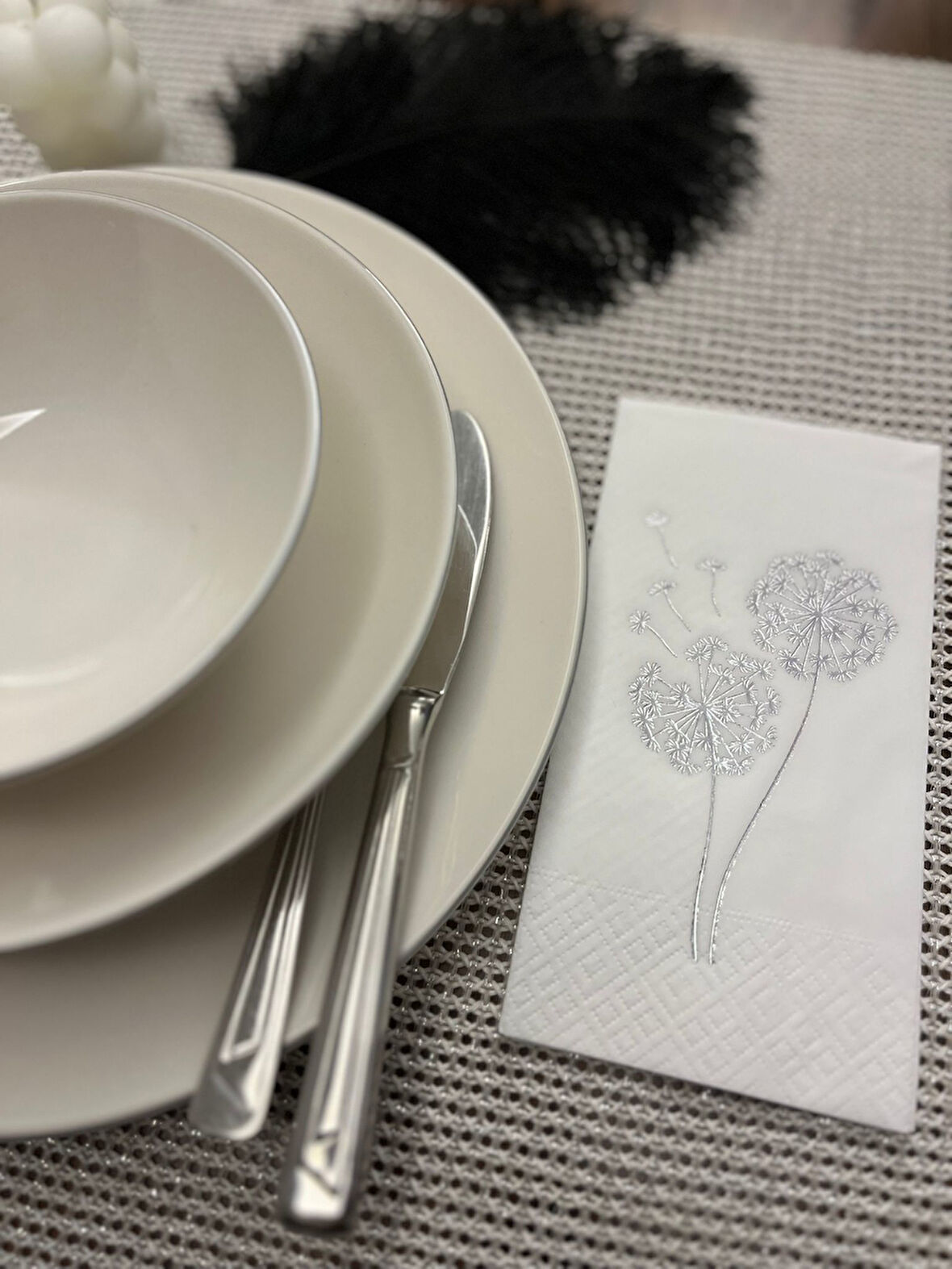 Gümüş Yaldızlı Beyaz Hindiba Çiçeği Baskılı Garson Katlama Peçete 16 lı