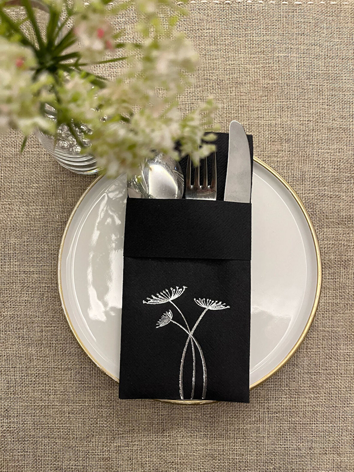 Gümüş Yaldızlı Siyah Cepli Havuç Çiçeği Kumaş Dokulu Air Laid Peçete 6 Adet