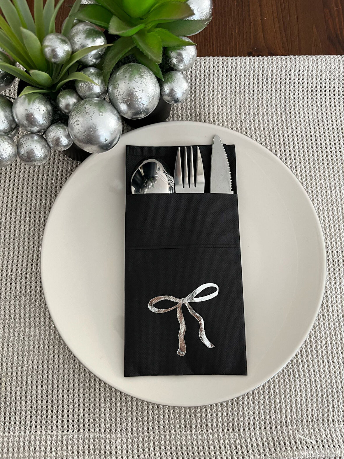 Gümüş Yaldızlı Siyah Cepli Fiyonk Peçete 12 Adet