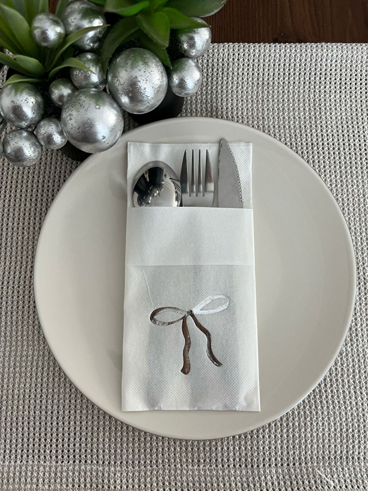 Gümüş Yaldızlı Beyaz Cepli Fiyonk Peçete 12 Adet