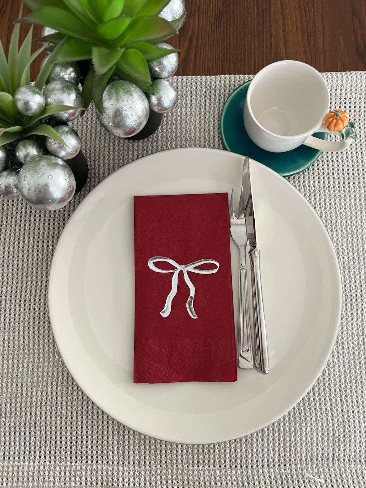 Gümüş Yaldızlı Bordo Fiyonk Baskılı Garson Katlama Peçete 16 lı