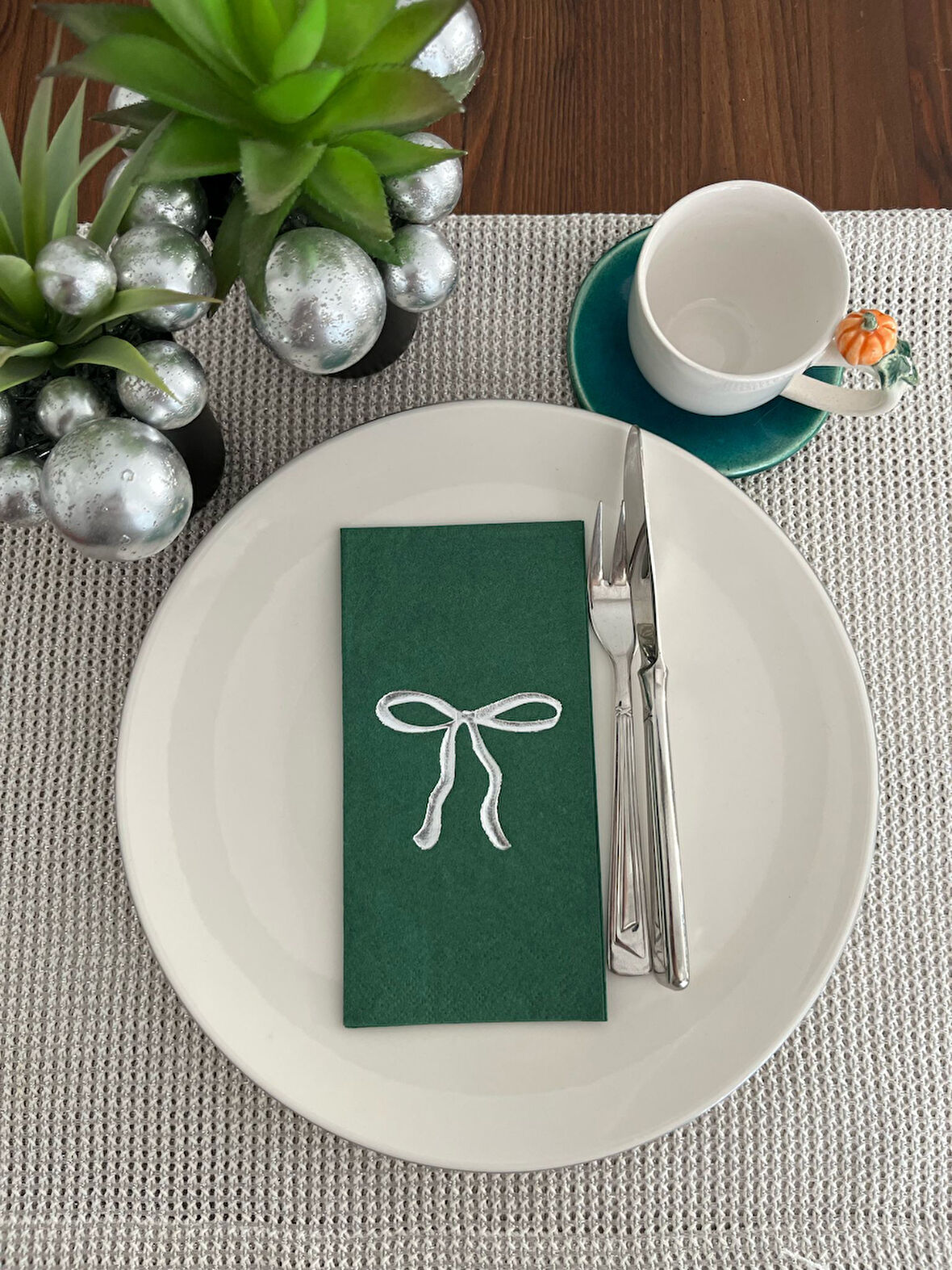 Gümüş Yaldızlı Yeşil Fiyonk Baskılı Garson Katlama Peçete 16 Adet