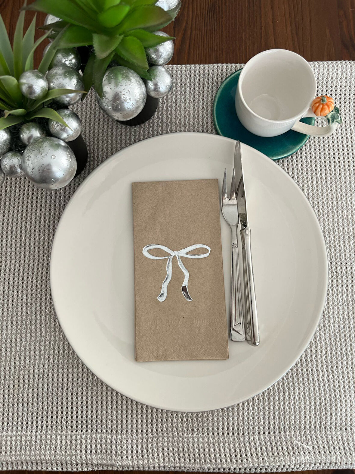 Gümüş Yaldızlı Kraft Fiyonk Baskılı Garson Katlama Peçete 16 Adet