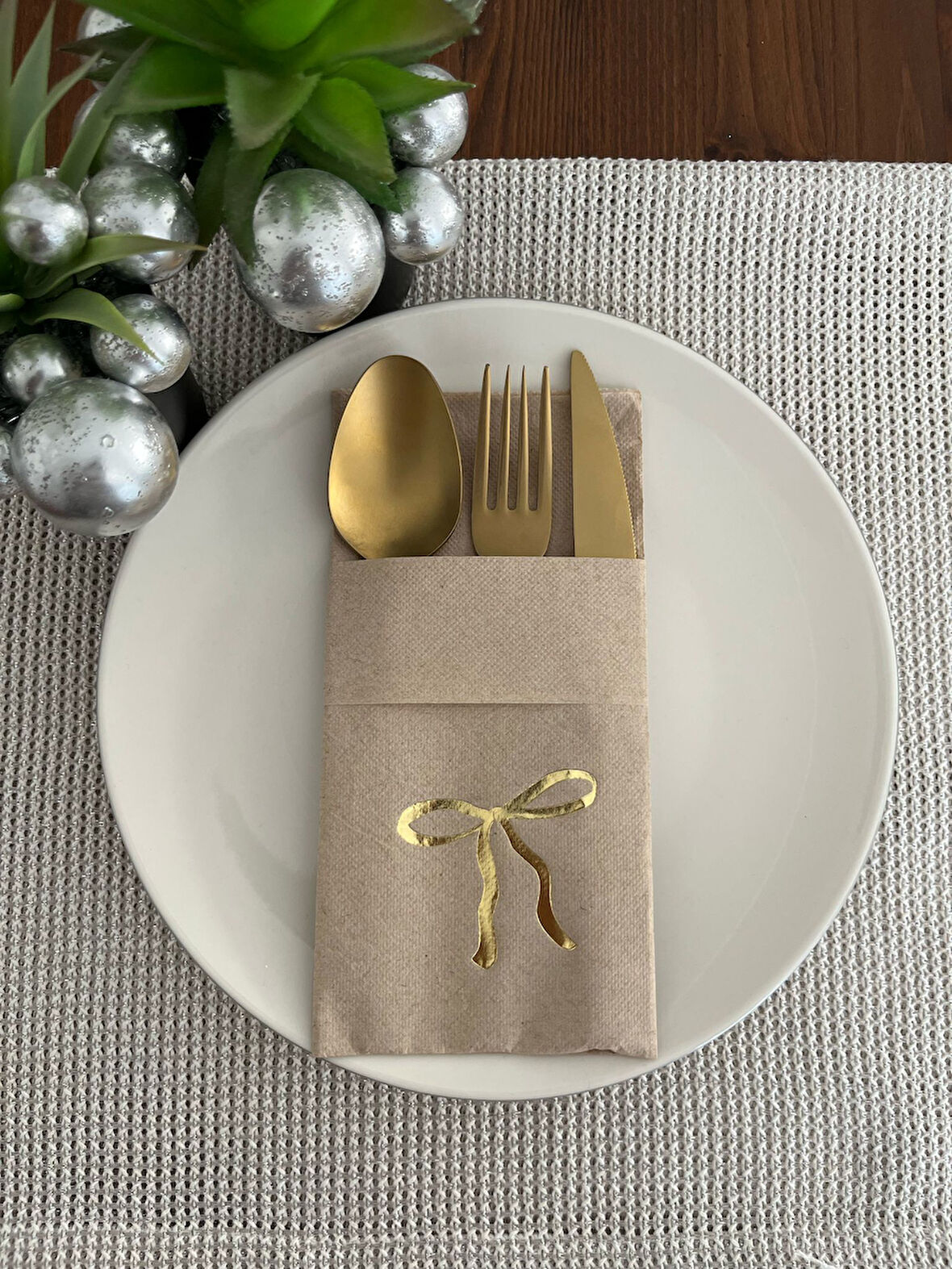 Gold Yaldızlı Kraft Cepli Fiyonk Peçete 12 Adet