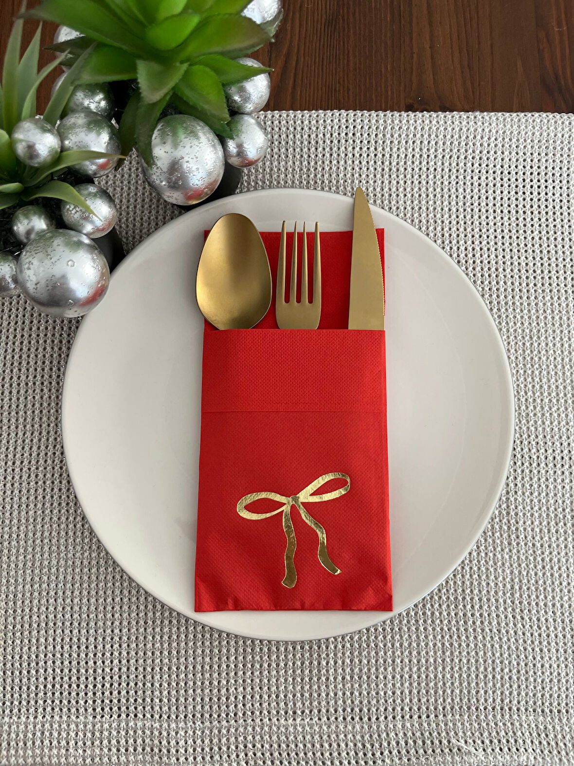 Gold Yaldızlı Kırmızı Cepli Fiyonk Peçete 12 Adet