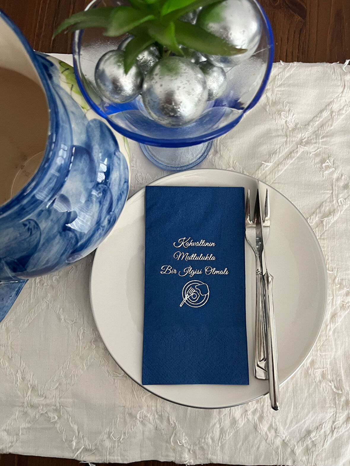 Gümüş Yaldızlı Bodrum Mavisi Kahvaltının Mutlulukla Bir İlgisi Olmalı Peçete 16 Adet
