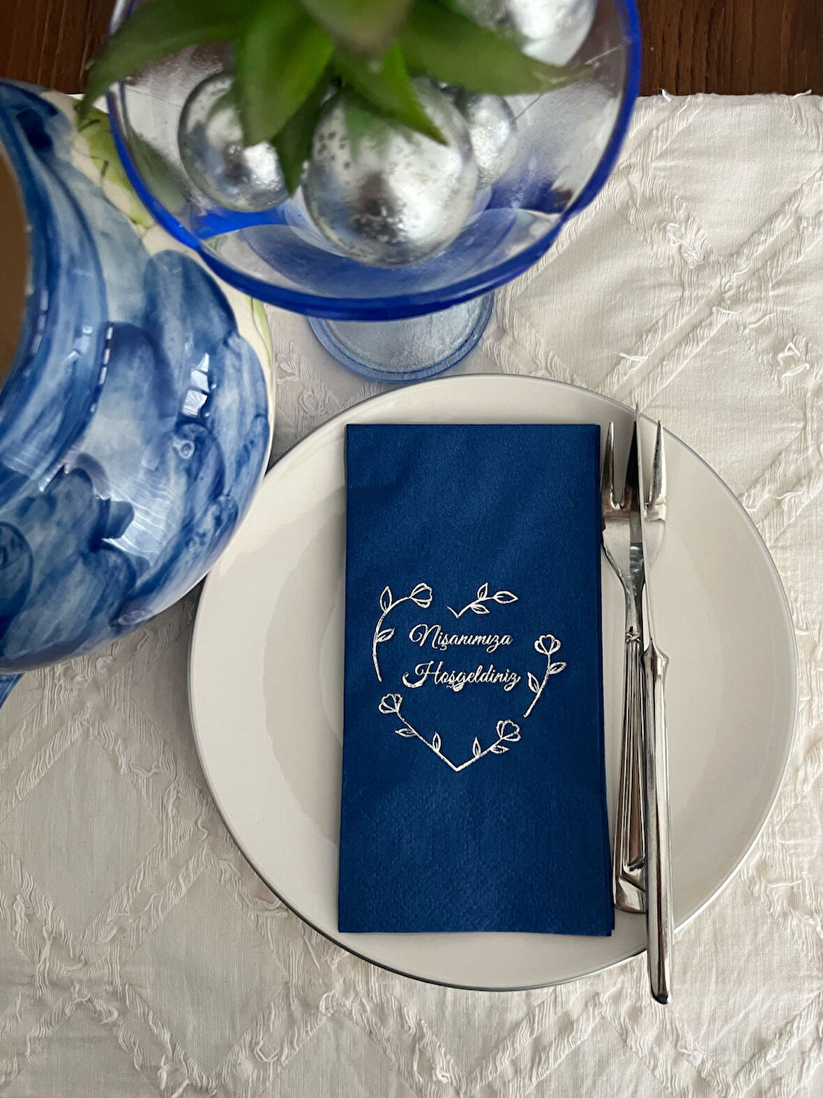 Gümüş Yaldızlı Bodrum Mavisi Nişanımıza Hoşgeldiniz Kalp Çelenk Peçete 16 Adet