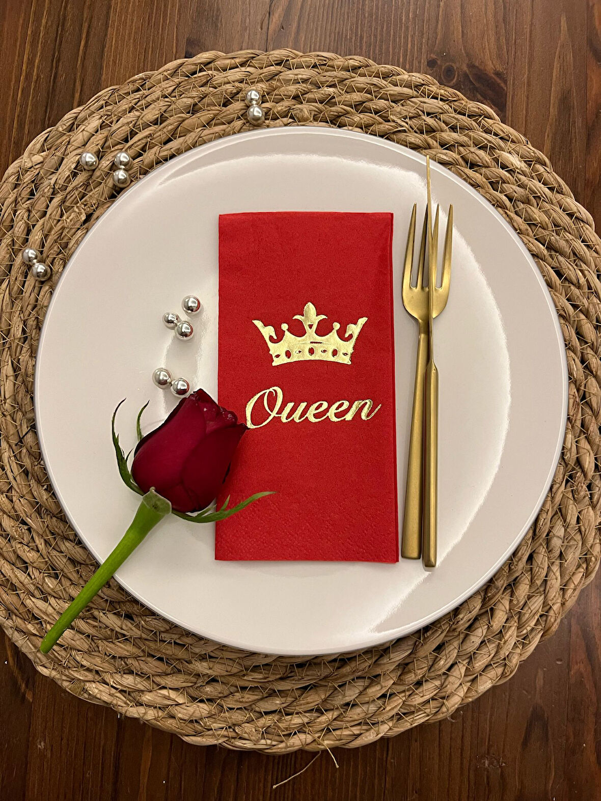 Gold Yaldızlı Kırmızı Queen Taç Detaylı Peçete 16 Adet