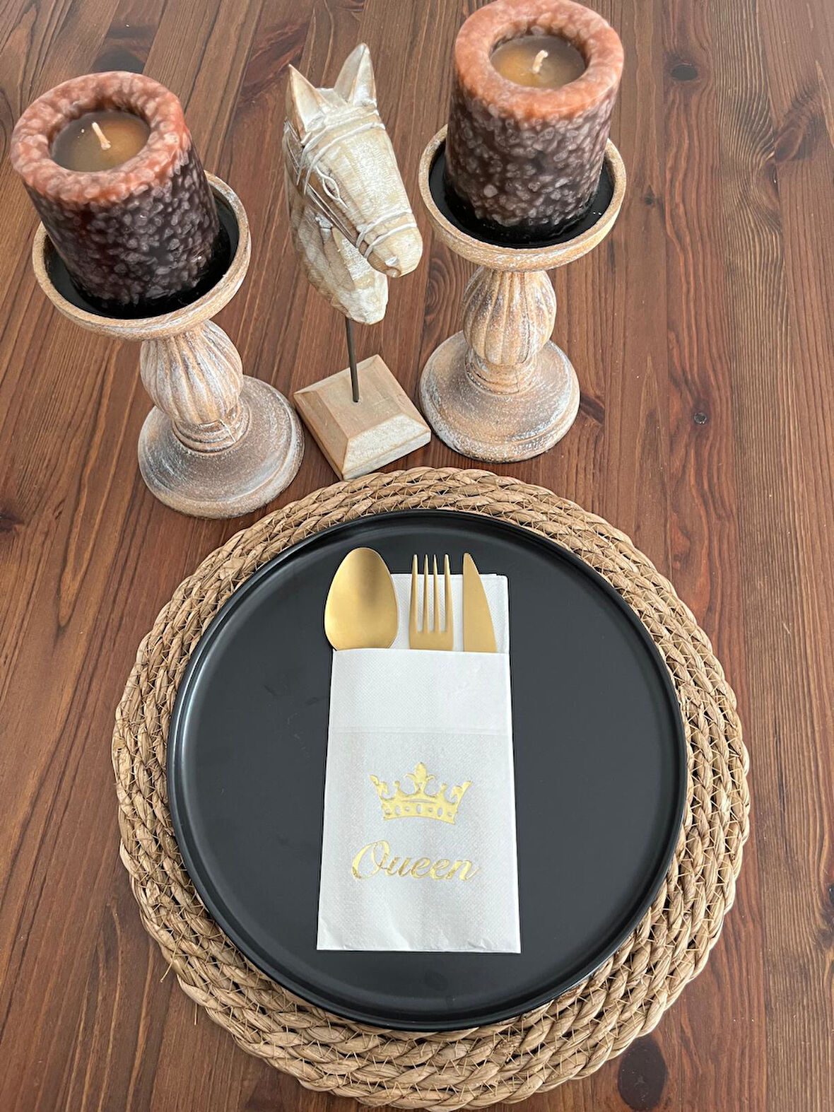 Gold Yaldızlı Beyaz Queen Taç Detaylı Cepli Kanguru Peçete 12 Adet