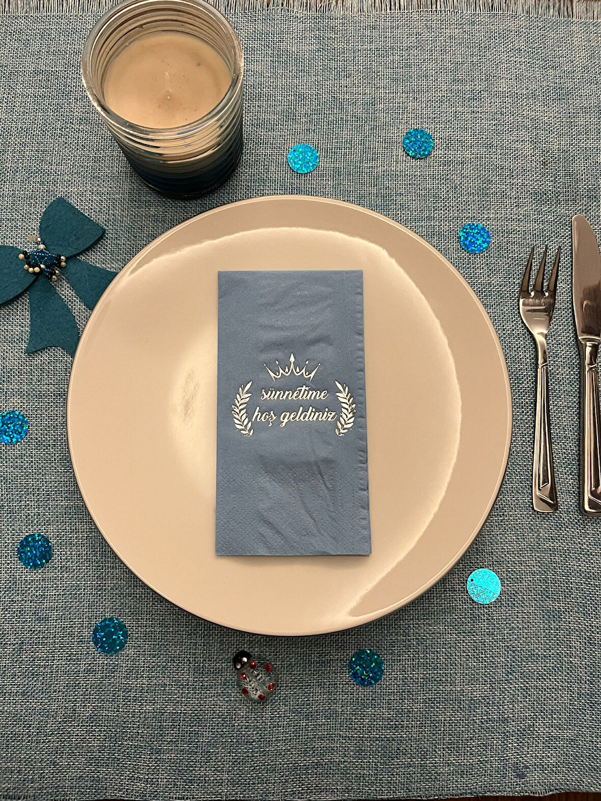 Gümüş Yaldızlı Gri Sünnetime Hoşgeldiniz Baskılı Garson Katlama Peçete 16 Adet