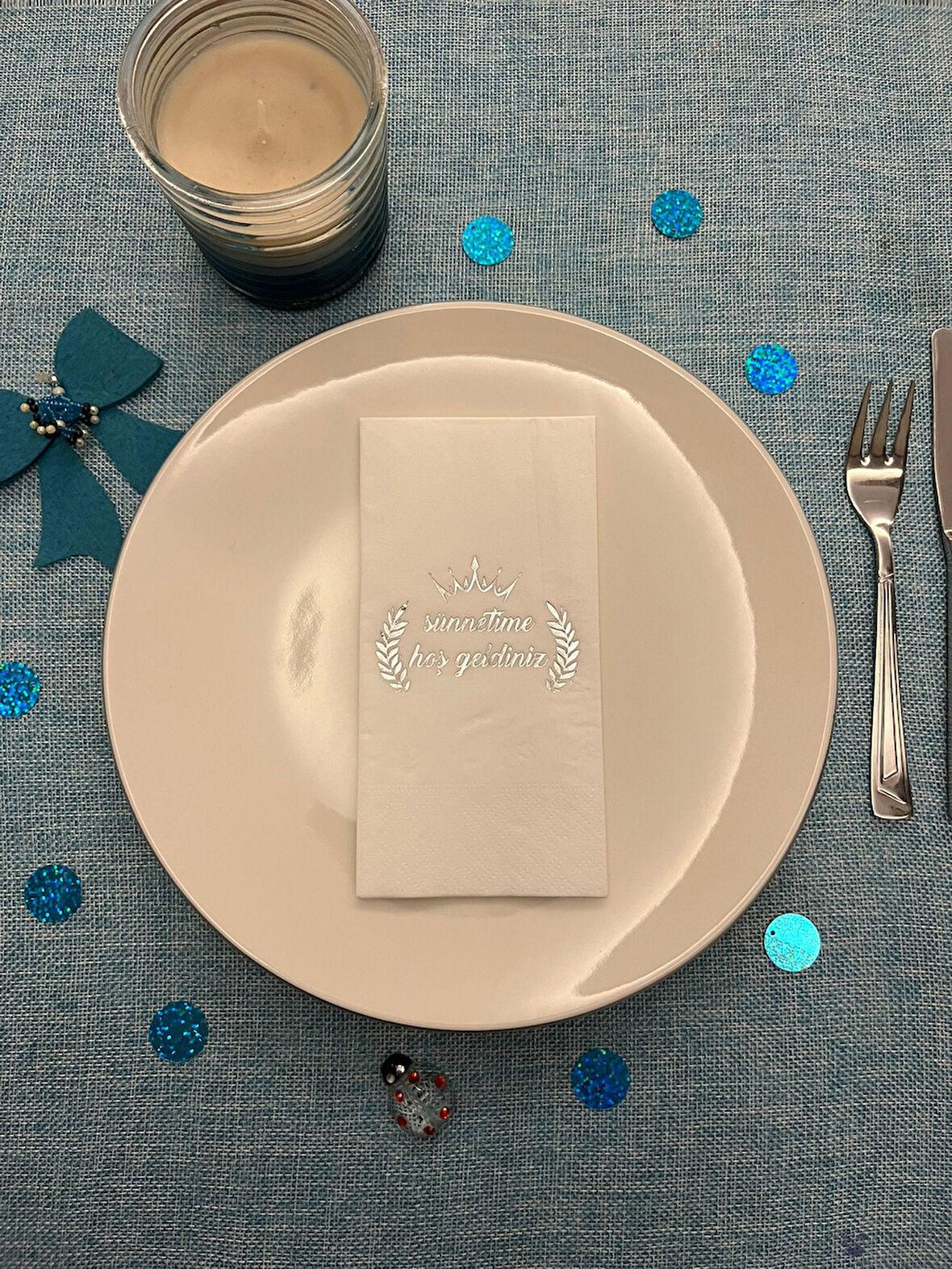 Gümüş Yaldızlı Beyaz Sünnetime Hoşgeldiniz Baskılı Garson Katlama Peçete 16 Adet