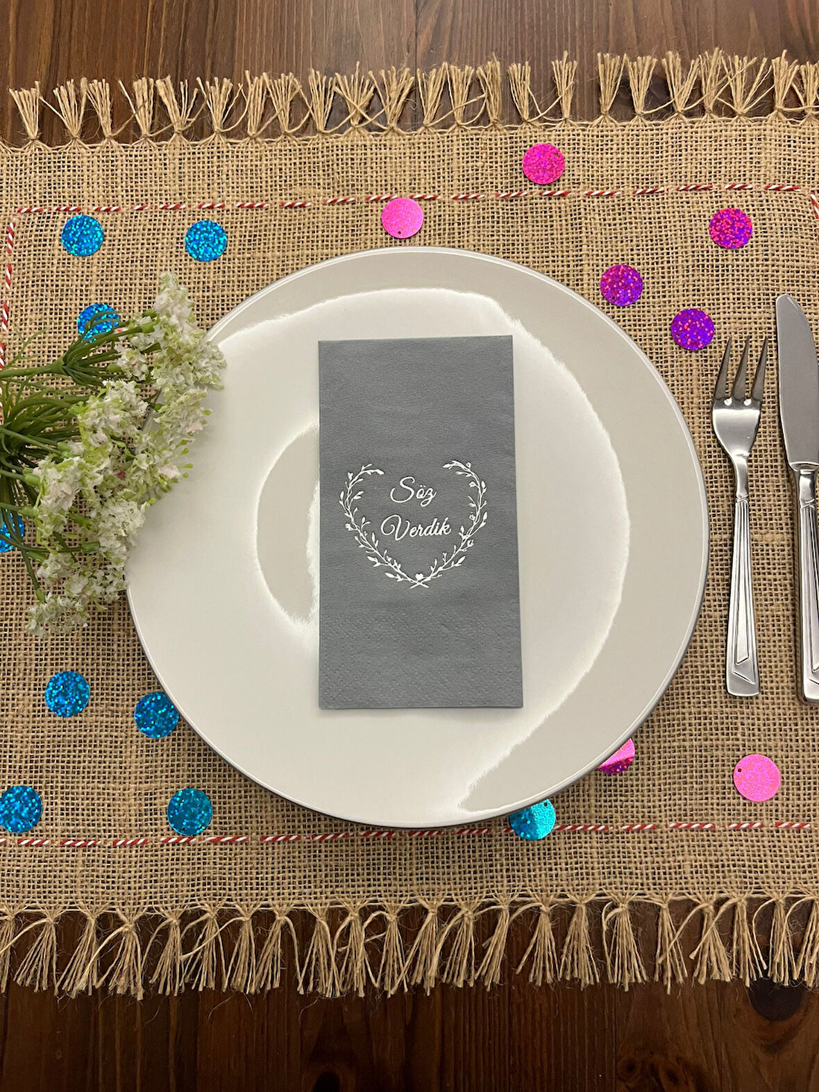 Gümüş Yaldızlı Gri Söz Verdik Kalp Çelenk Peçete 16 Adet