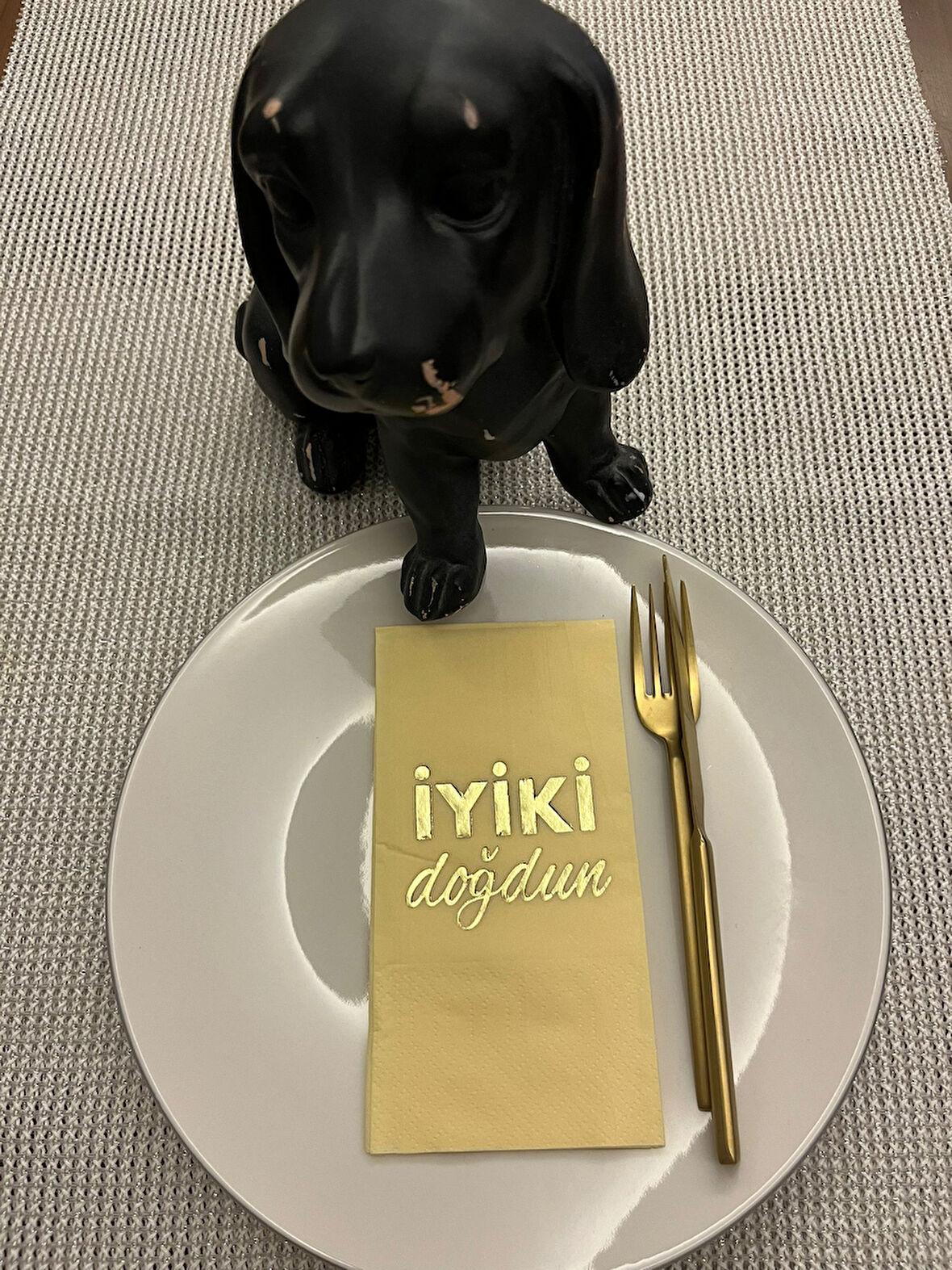 Gold Yaldızlı Sarı İyi Ki Doğdun Baskılı Garson Katlama Peçete 16 Adet