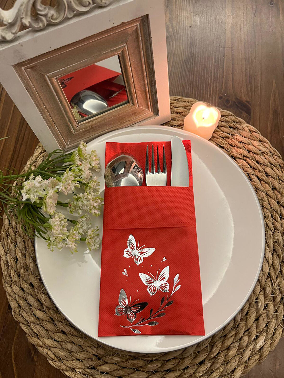 Gümüş Yaldızlı Kırmızı Kelebek Yaprak Detaylı Cepli Kanguru Peçete 12 Adet