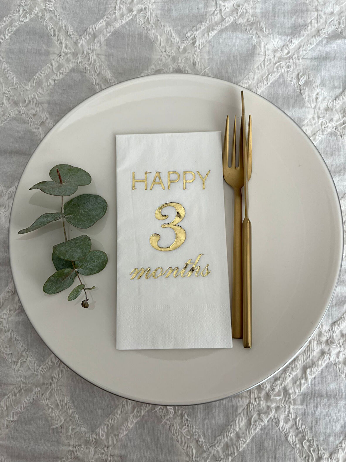 Gold Yaldızlı Beyaz Happy 3 Yaş Months Garson Katlama Peçete 16 Adet