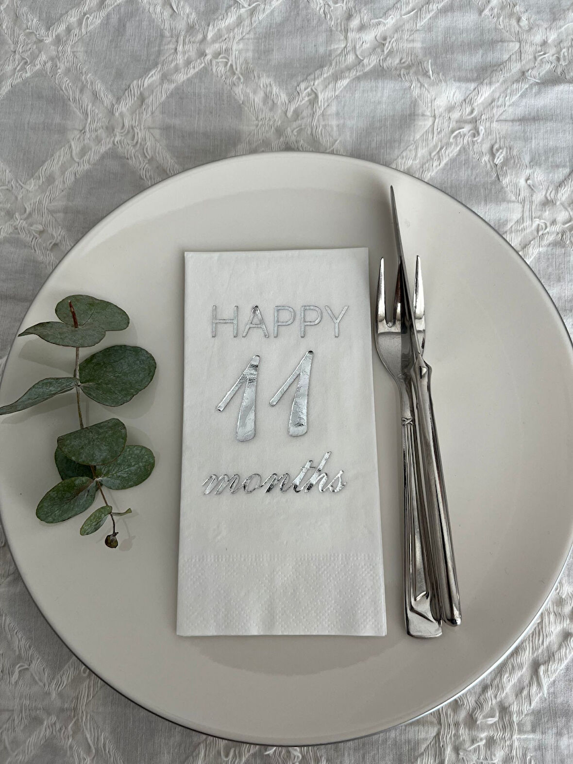 Gümüş Yaldızlı Beyaz Happy 11 Yaş Months Garson Katlama Peçete 16 Adet