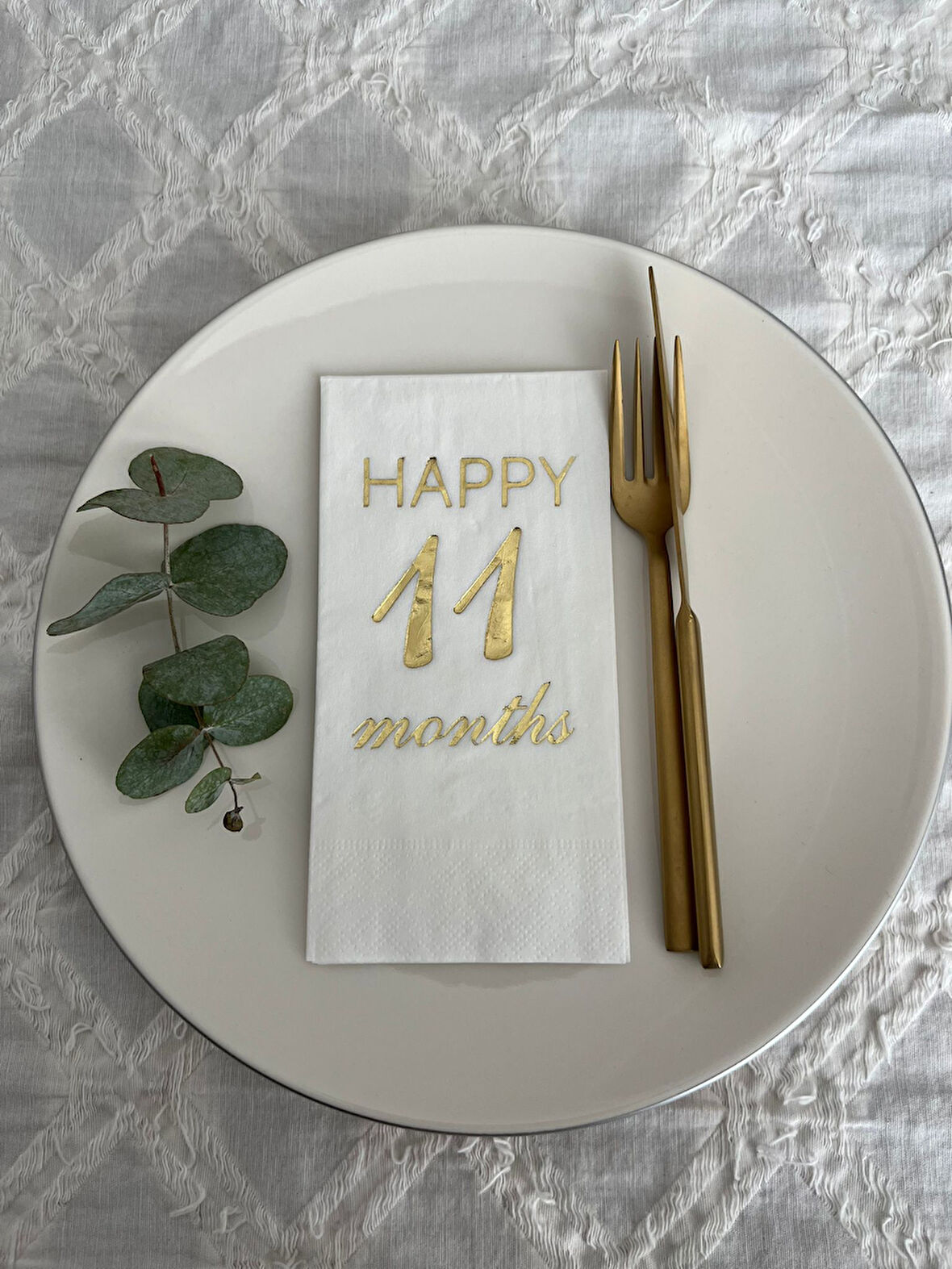 Gold Yaldızlı Beyaz Happy 11 Yaş Months Garson Katlama Peçete 16 Adet