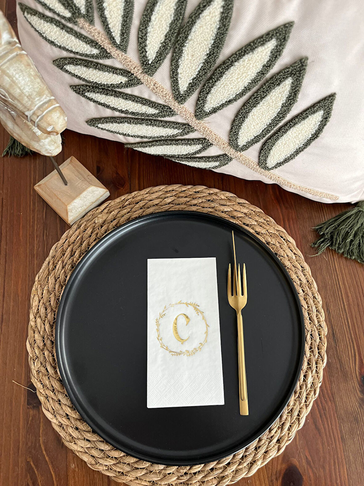 Gold Yaldızlı Beyaz Çelenkli Ç Harfi Garson Peçete 16 Adet