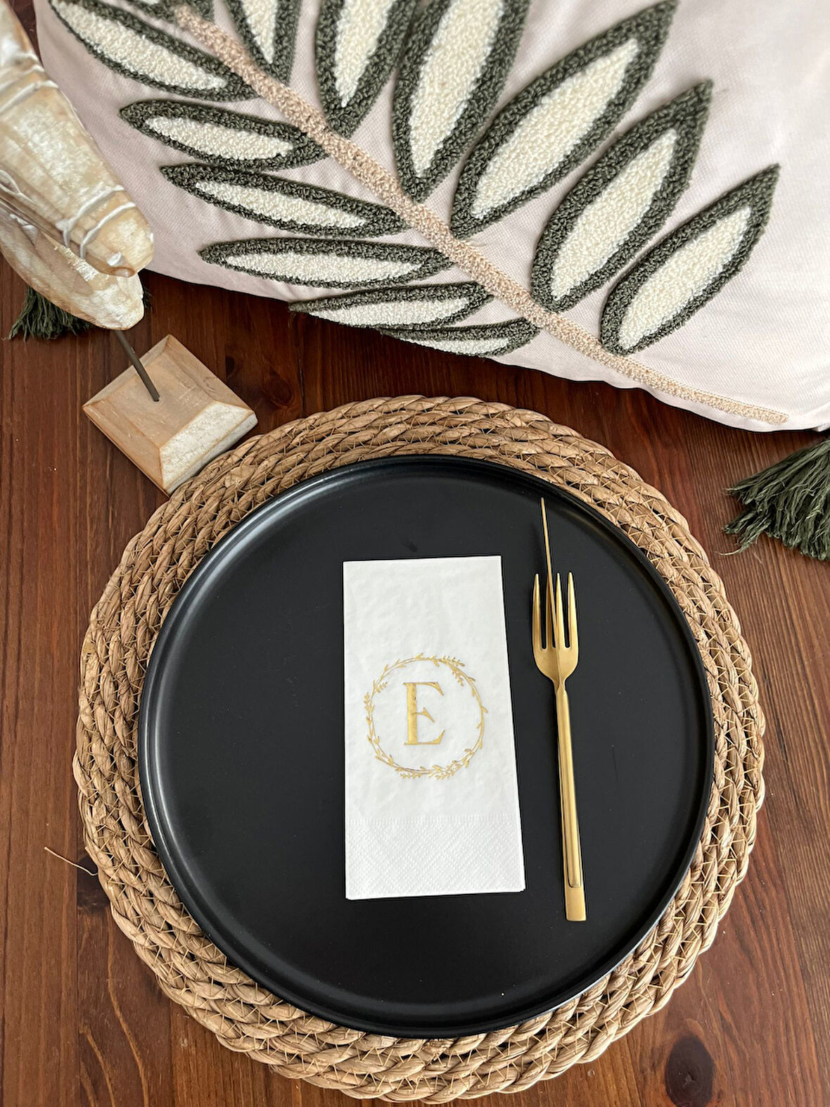 Gold Yaldızlı Beyaz Çelenkli E Harfi Garson Peçete 16 Adet