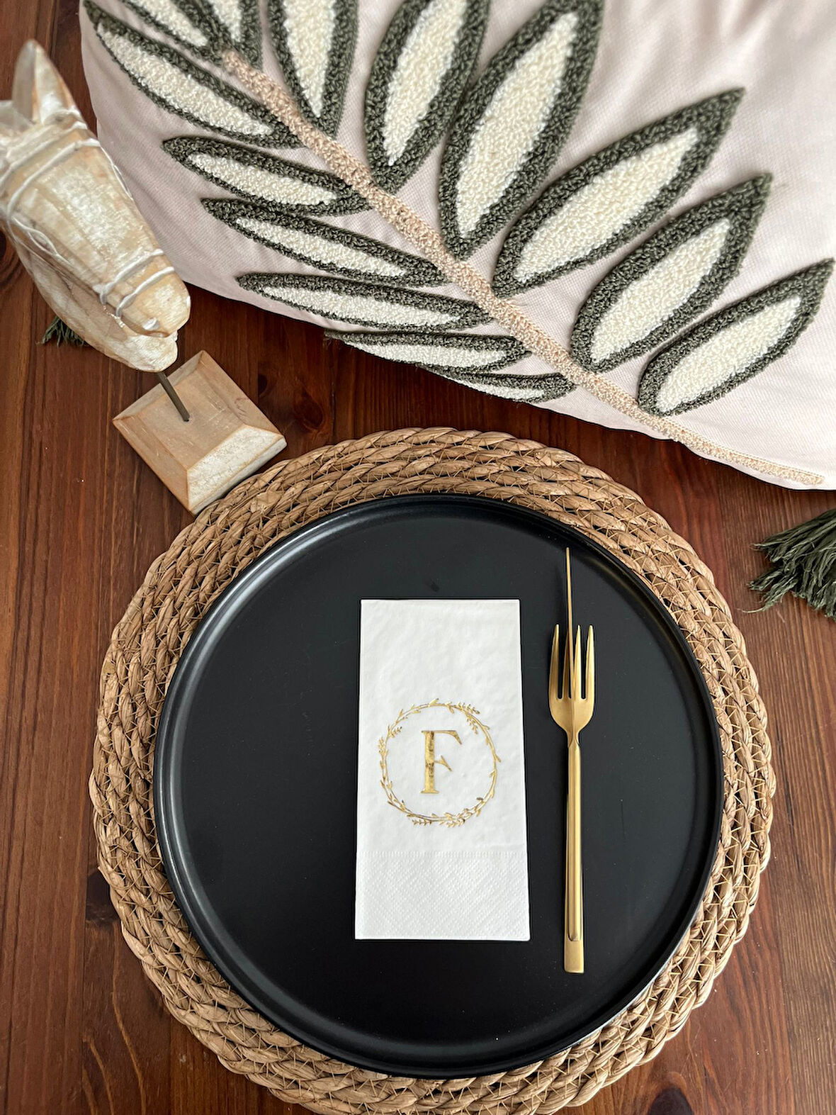 Gold Yaldızlı Beyaz Çelenkli F Harfi Garson Peçete 16 Adet