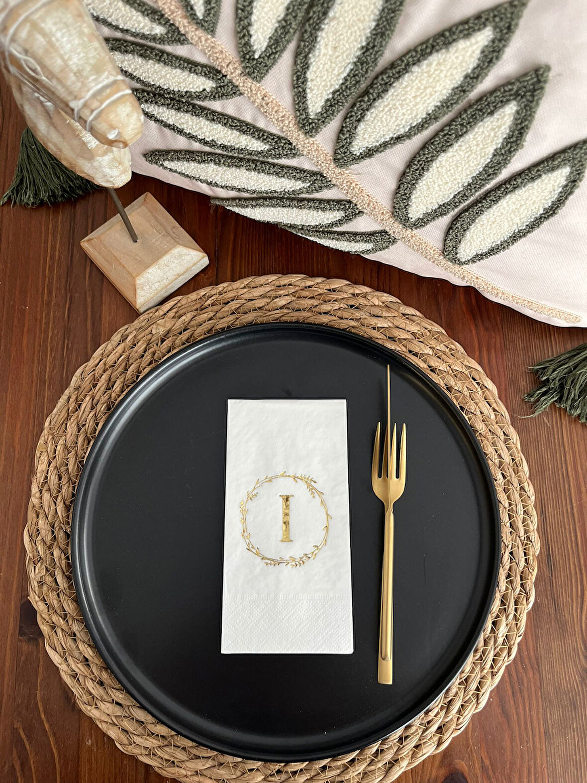 Gold Yaldızlı Beyaz Çelenkli I Harfi Garson Peçete 16 Adet