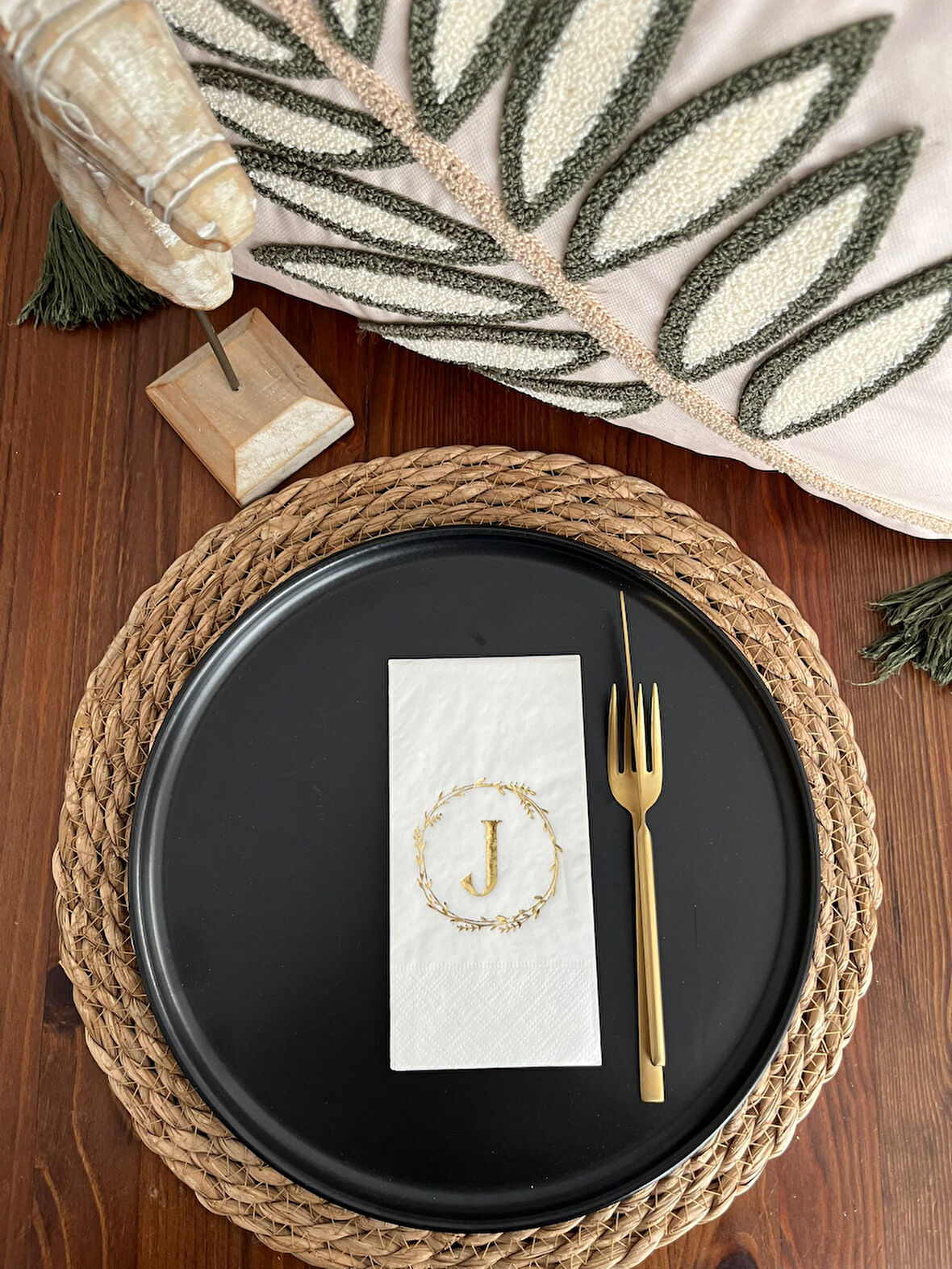 Gold Yaldızlı Beyaz Çelenkli J Harfi Garson Peçete 16 Adet