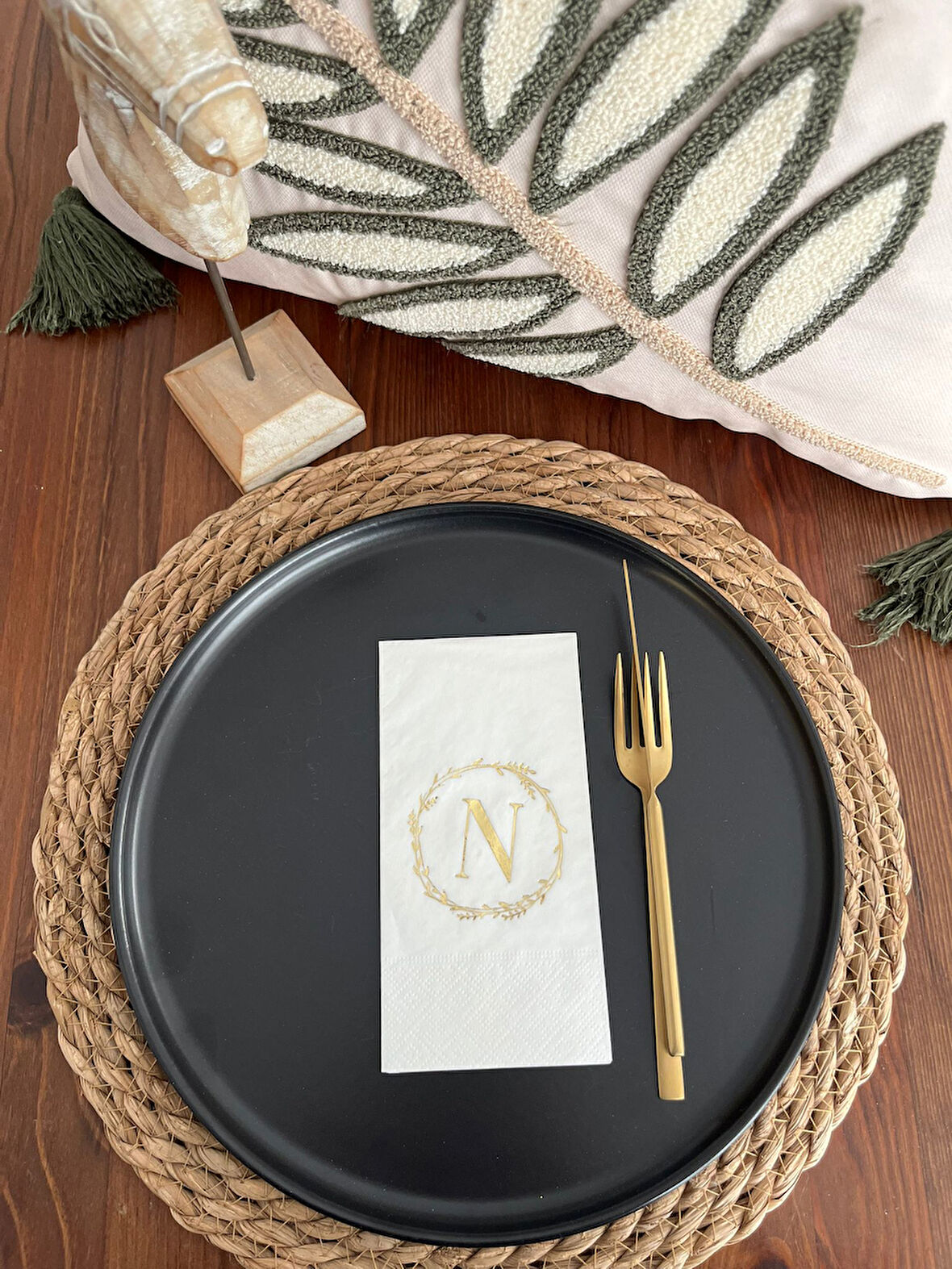 Gold Yaldızlı Beyaz Çelenkli N Harfi Garson Peçete 16 Adet