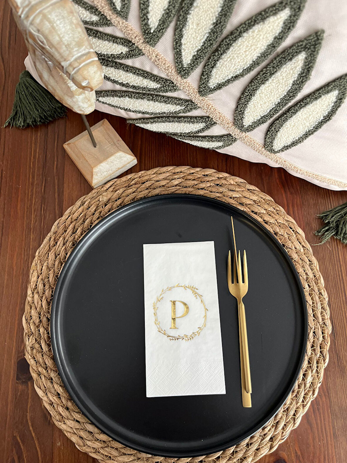 Gold Yaldızlı Beyaz Çelenkli P Harfi Garson Peçete 16 Adet