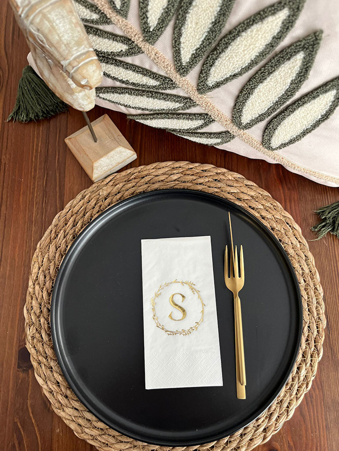 Gold Yaldızlı Beyaz Çelenkli S Harfi Garson Peçete 16 Adet