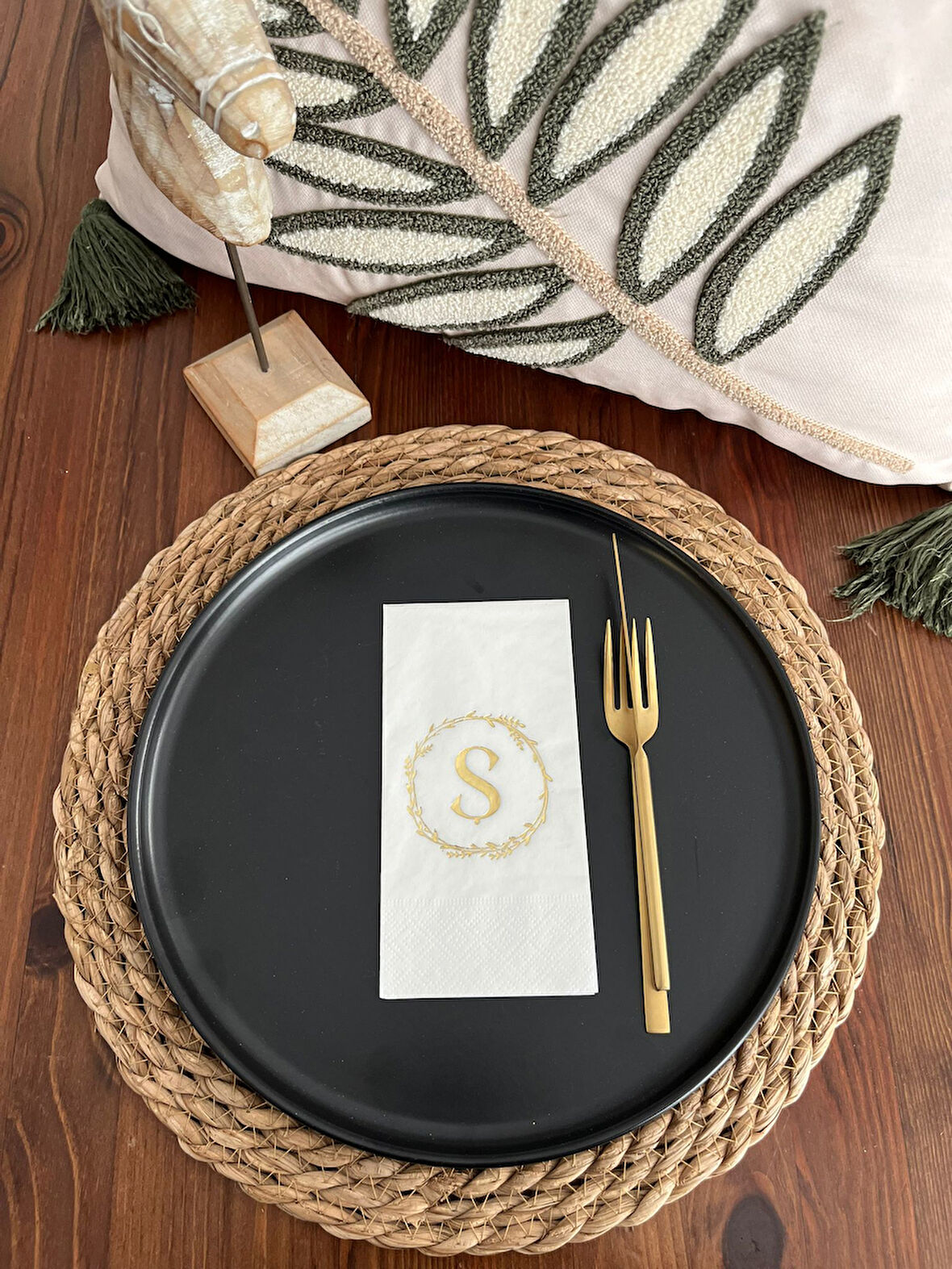 Gold Yaldızlı Beyaz Çelenkli Ş Harfi Garson Peçete 16 Adet