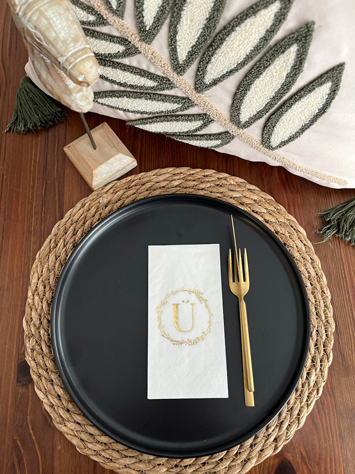 Gold Yaldızlı Beyaz Çelenkli Ü Harfi Garson Peçete 16 Adet