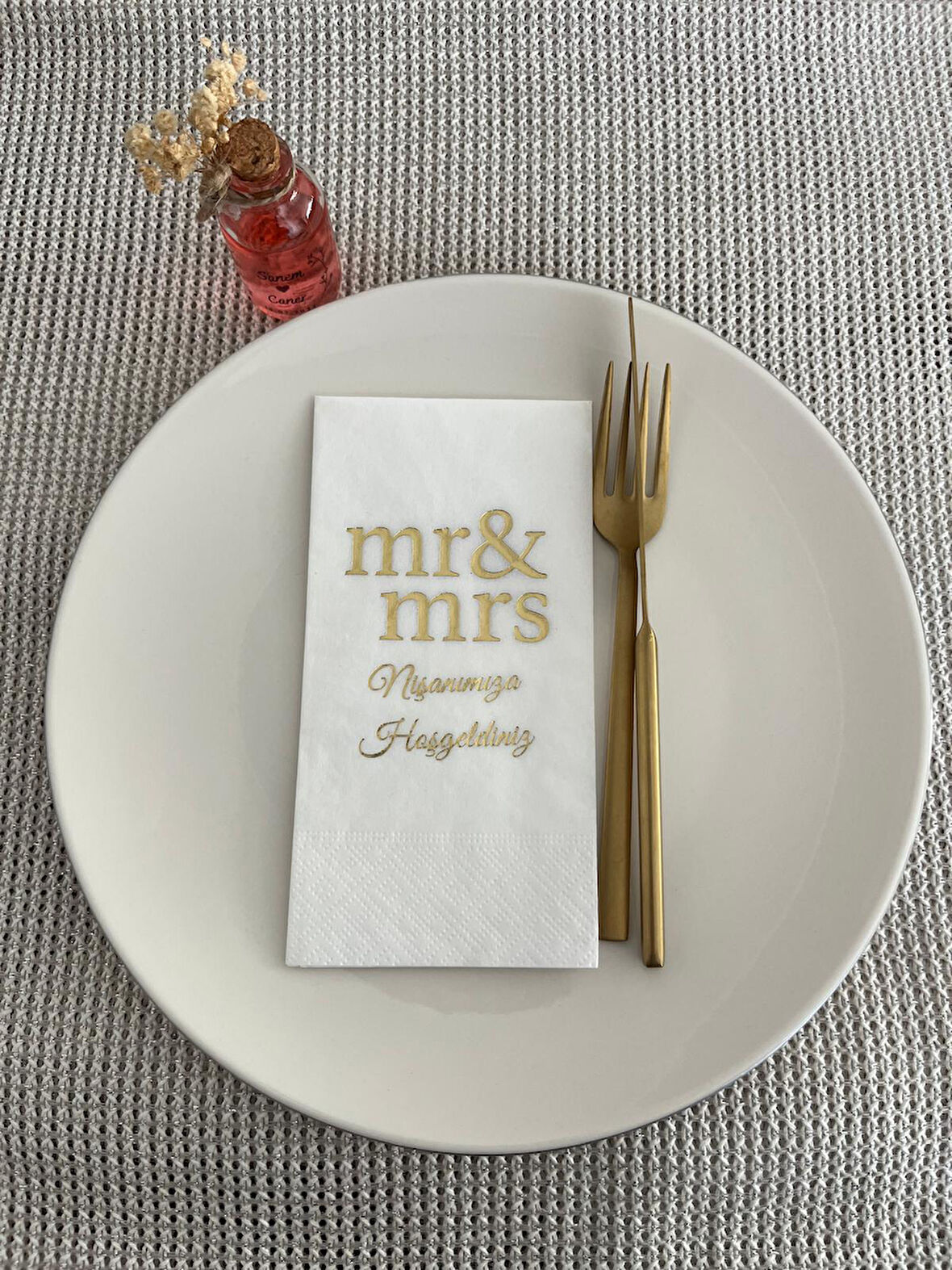 Beyaz Üzeri Gold Yaldızlı Mr&Mrs Nişanımıza Hoşgeldiniz Baskılı Peçete 16 Adet