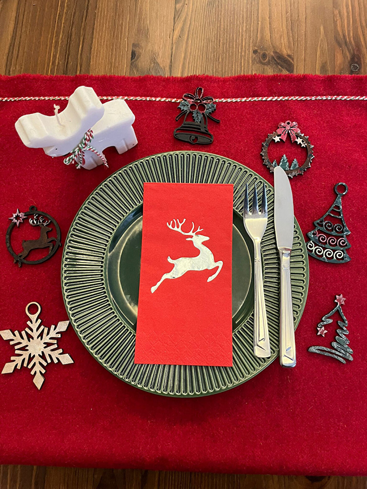 Gümüş Yaldızlı Kırmızı Yılbaşı Geyik Detaylı Peçete 16 Adet