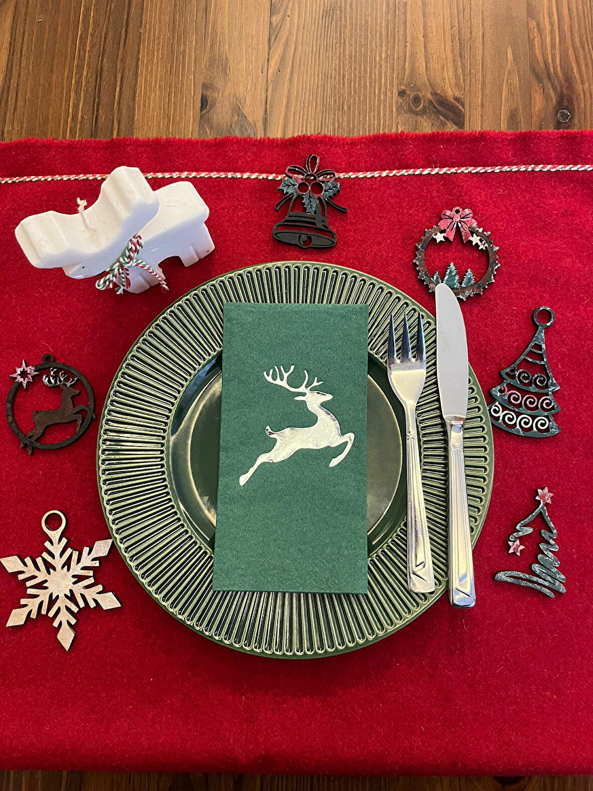 Gümüş Yaldızlı Yeşil Yılbaşı Geyik Detaylı Peçete 16 Adet