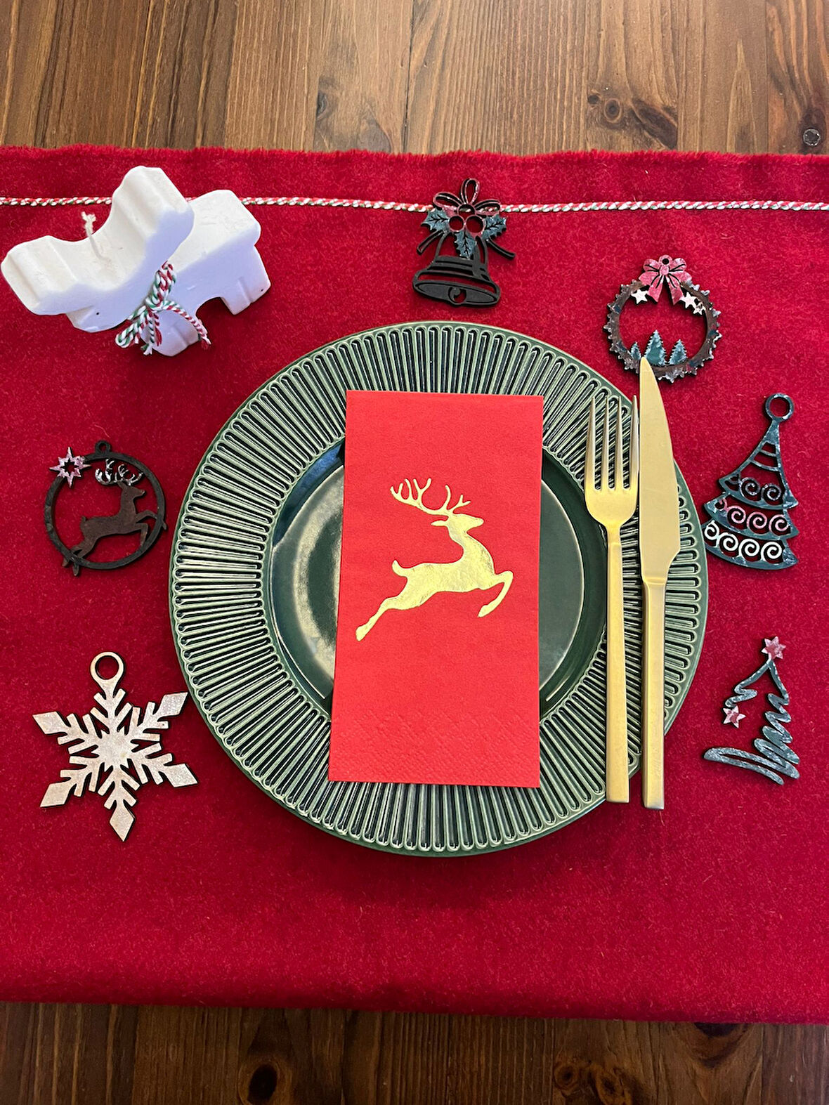 Gold Yaldızlı Kırmızı Yılbaşı Geyik Detaylı Peçete 16 Adet