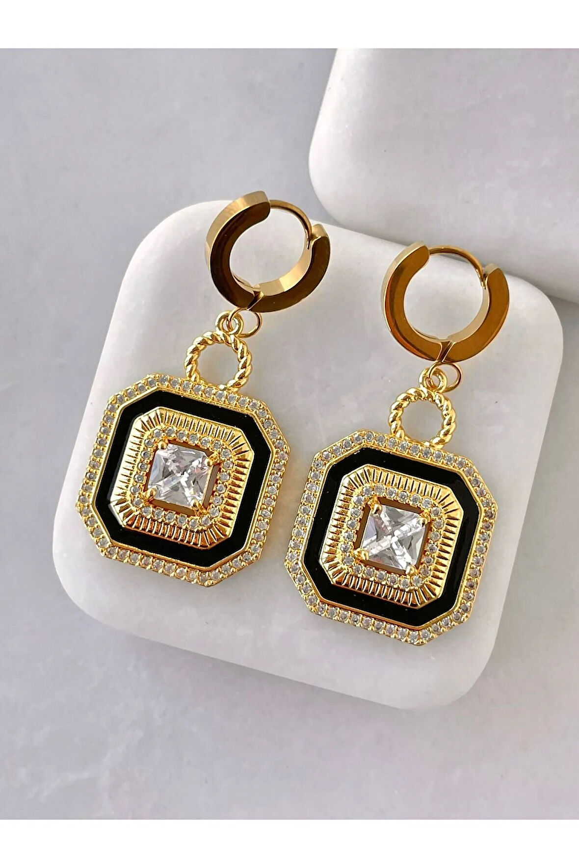 Siyah Mineli Gold Renkli Kare Küpe