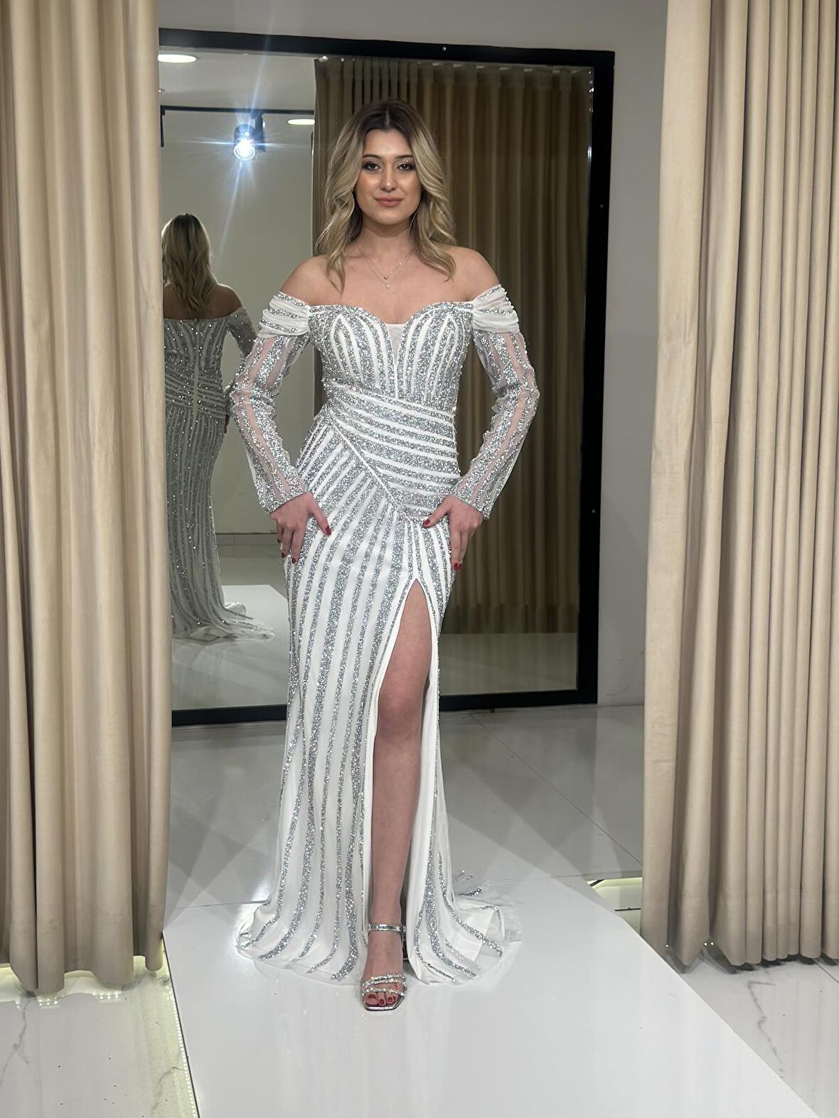 Balık Yırtmaç Detaylı Özel Tasarım Taş İşlemeli Abiye Elbise DS658