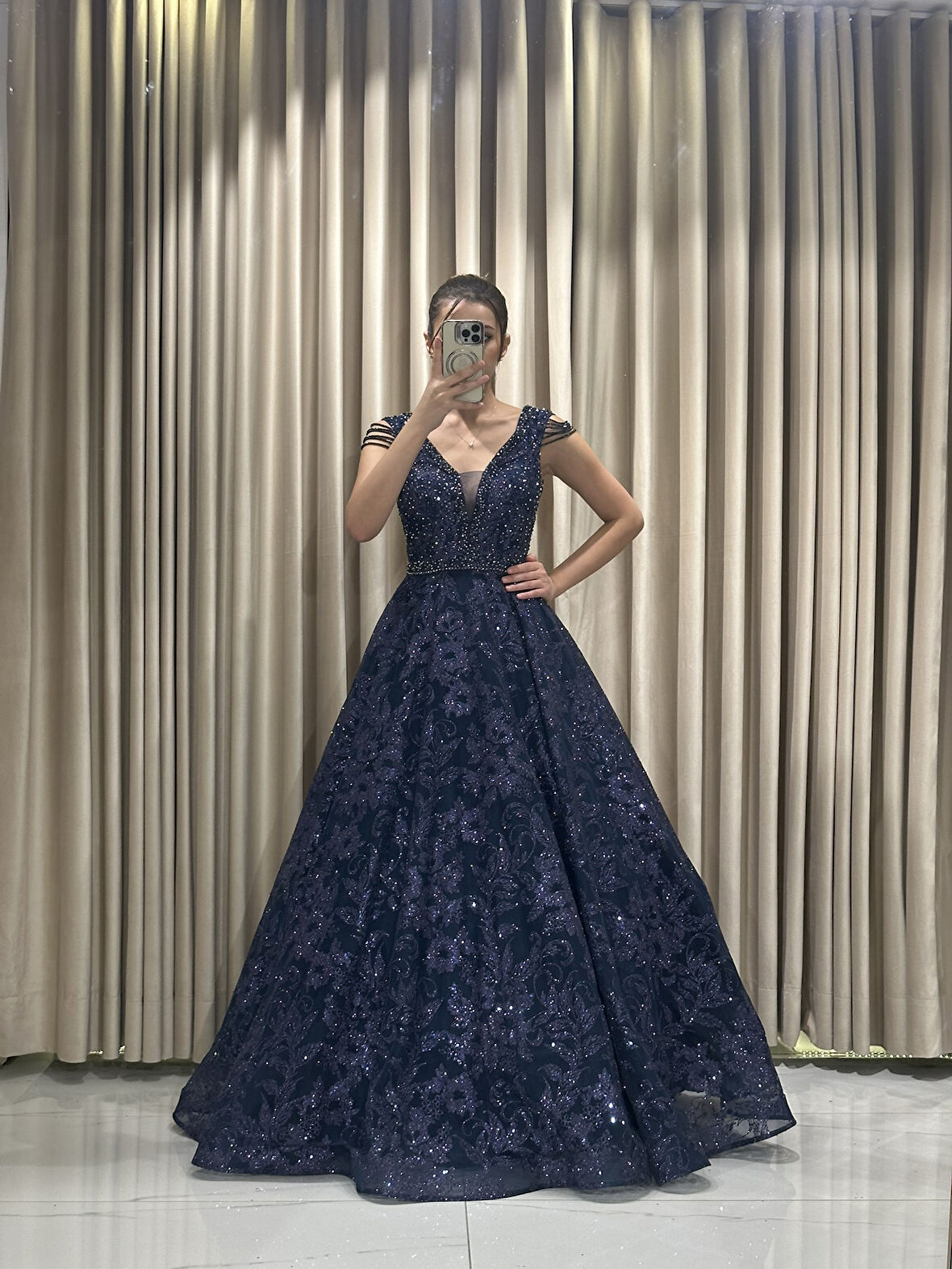 Eteği Tül Prenses Model Önü Taş İşlemeli V Yaka Abiye Elbise APN1088