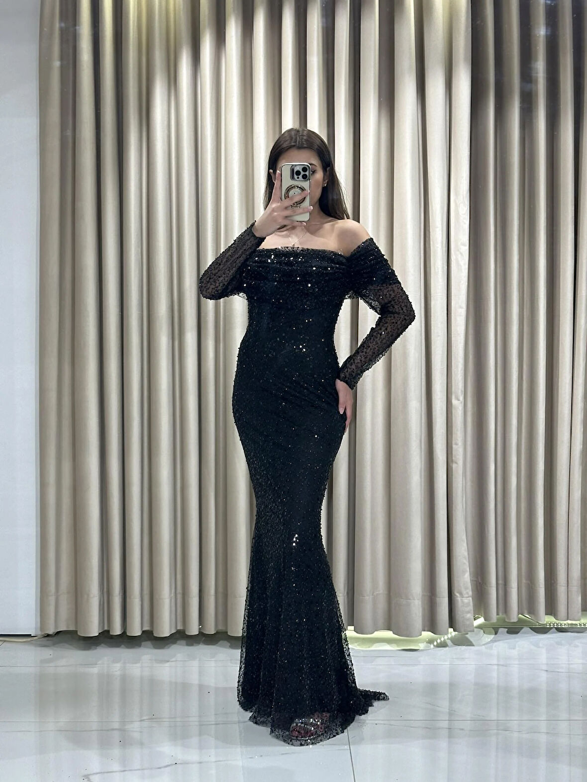 Siyah Uzun Kollu Pul Payetli Önü Detaylı Balık Abiye Elbise GS7570