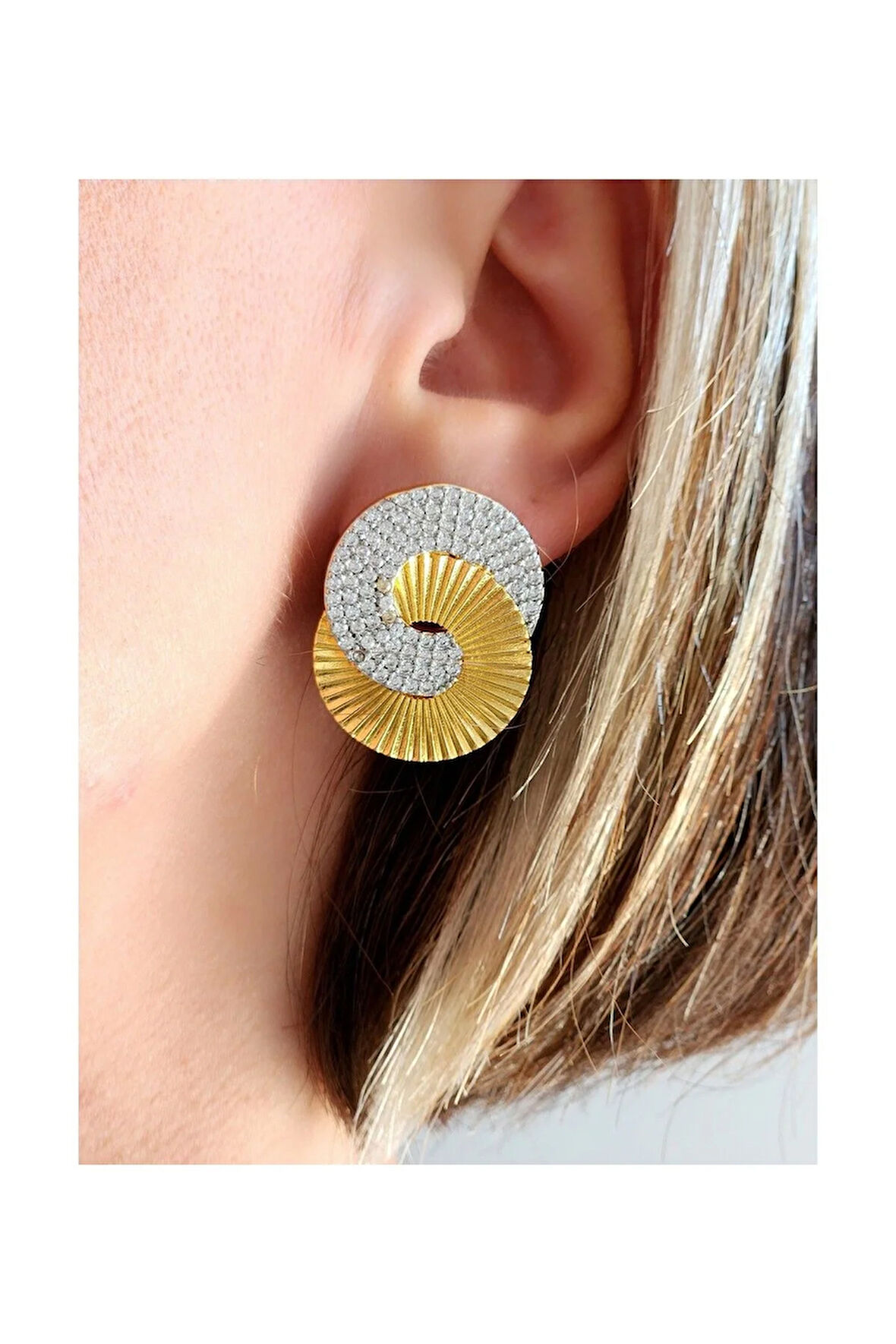 Halka Zirkon Taşlı Altın Kaplama Kadın Küpe