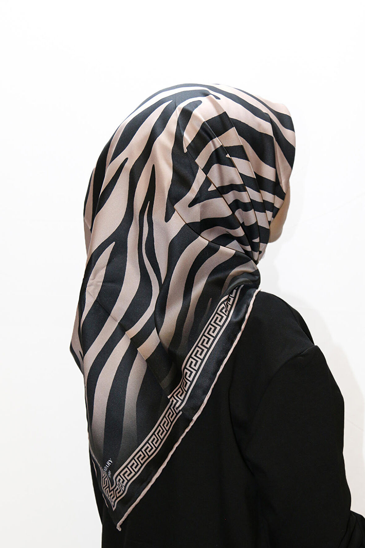 Alcan Avm Legandary Scarf  Zebra desenli Siyah Krem Desenli Eşarp