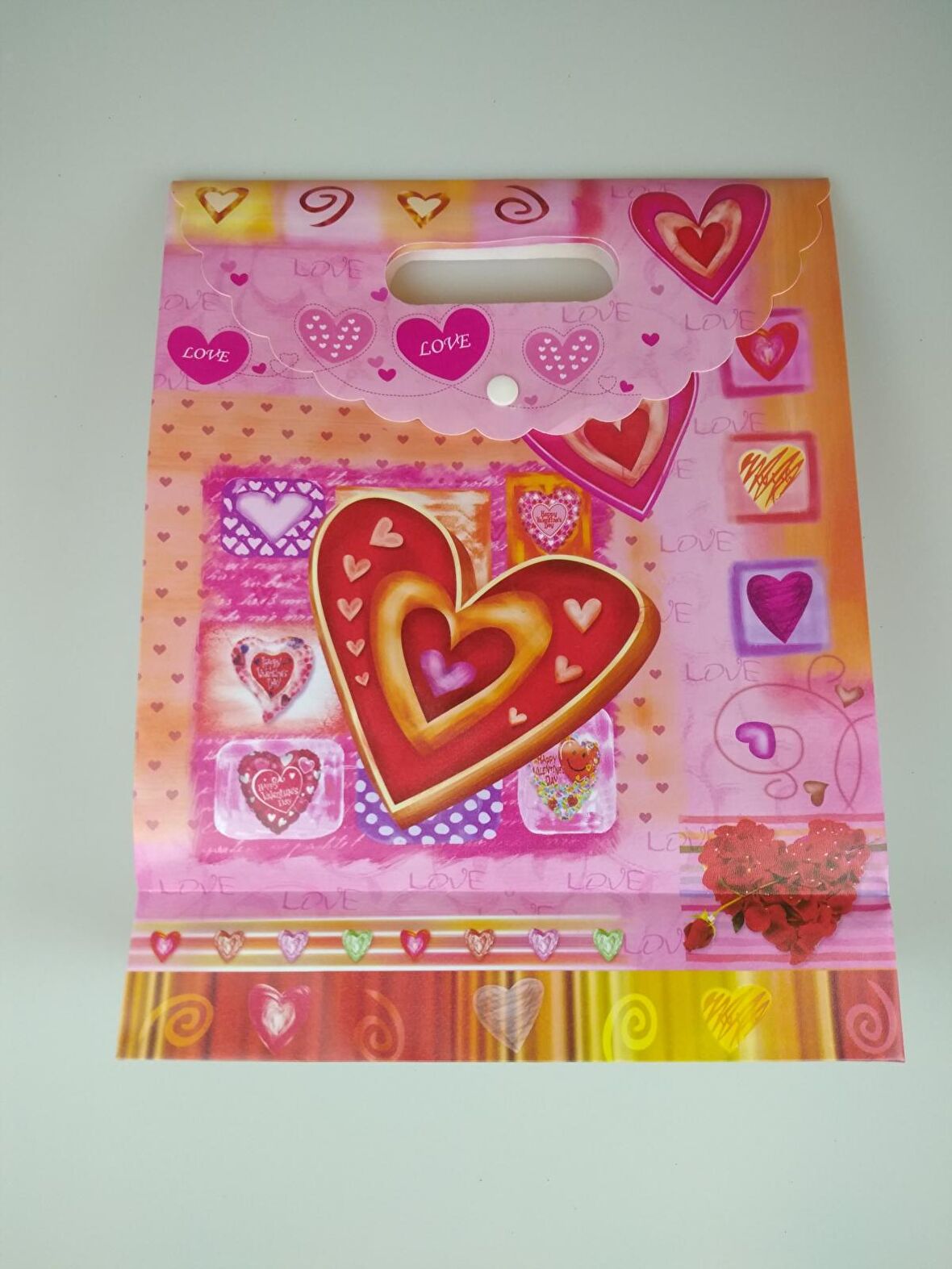 HEDİYE ÇANTASI PLASTİK KALPLİ ÇIT ÇITLI 26CM X 33CM