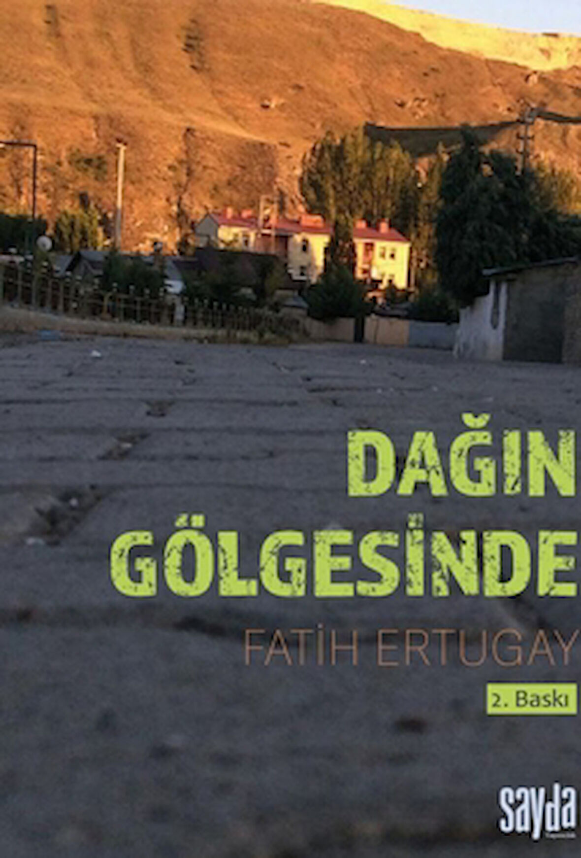 Dağın Gölgesinde